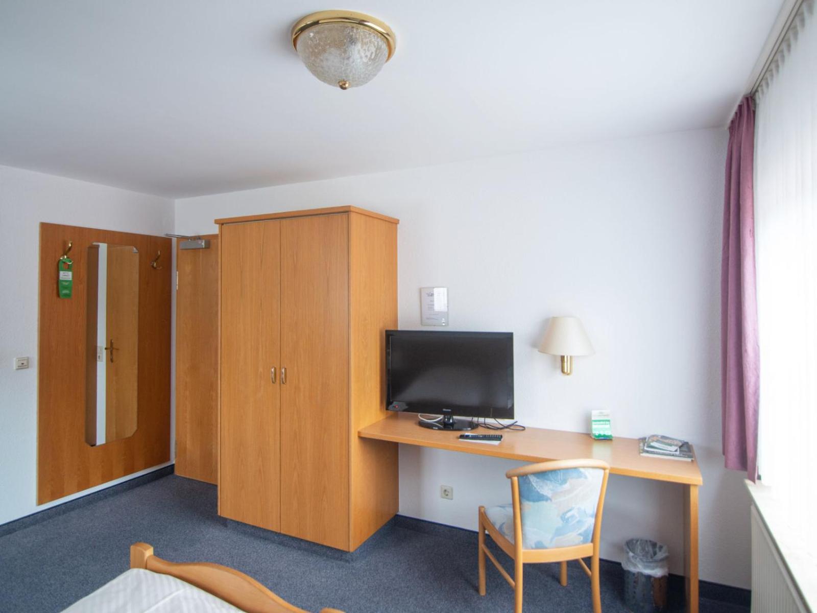 Quadruple Room with Private Bathroom - Photo 2