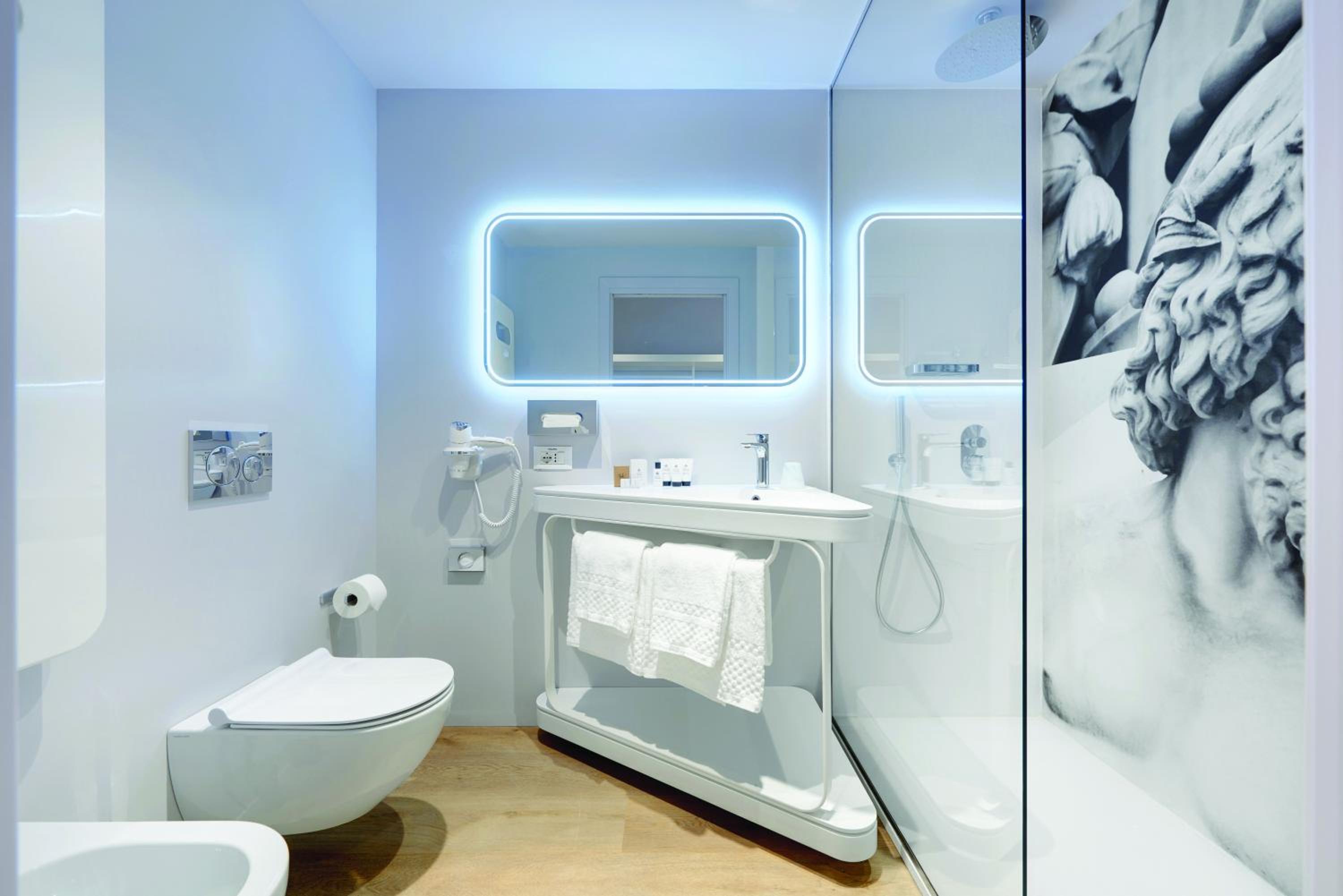 Deluxe Double or Twin Room - Photo 8