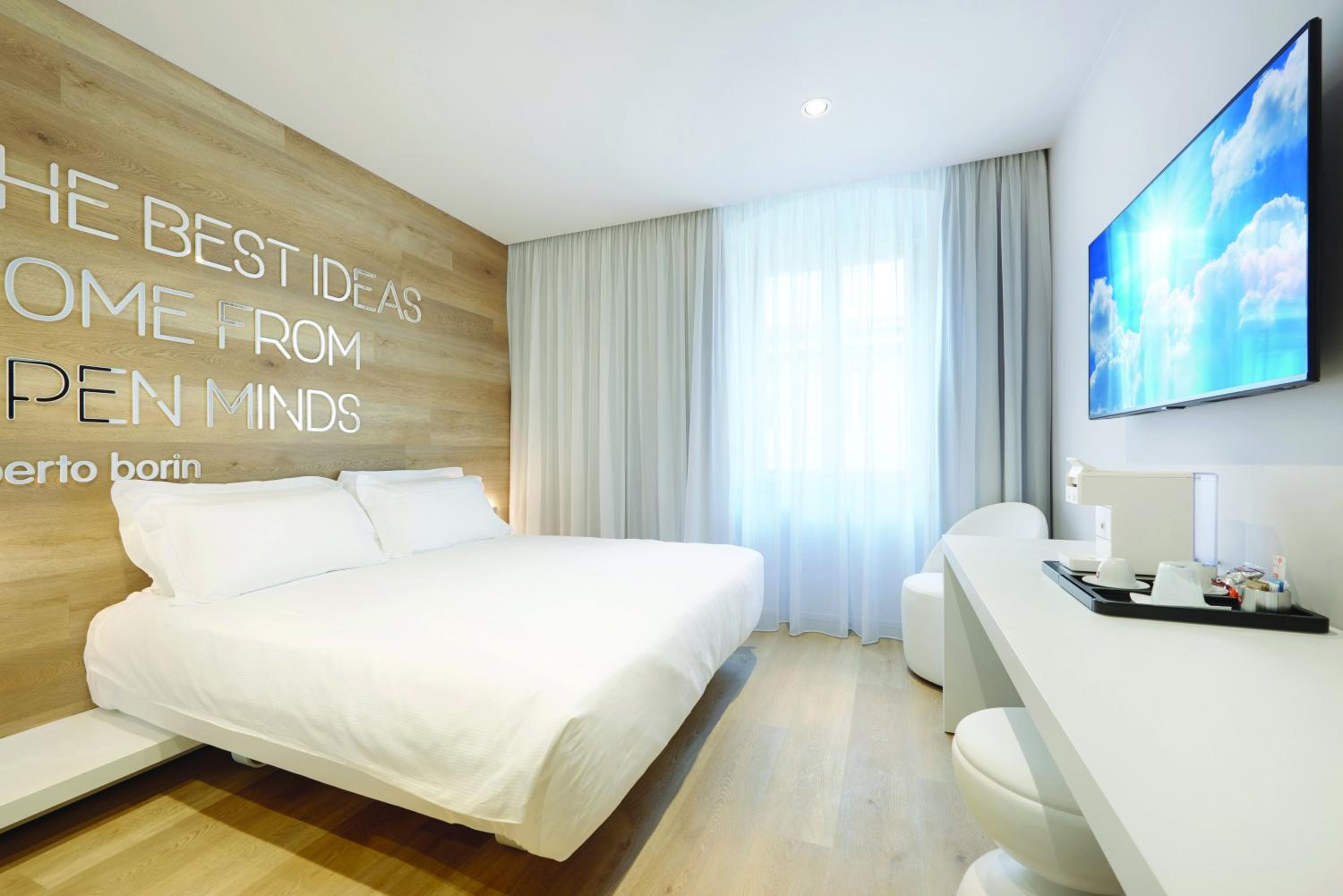 Deluxe Double or Twin Room - Photo 14