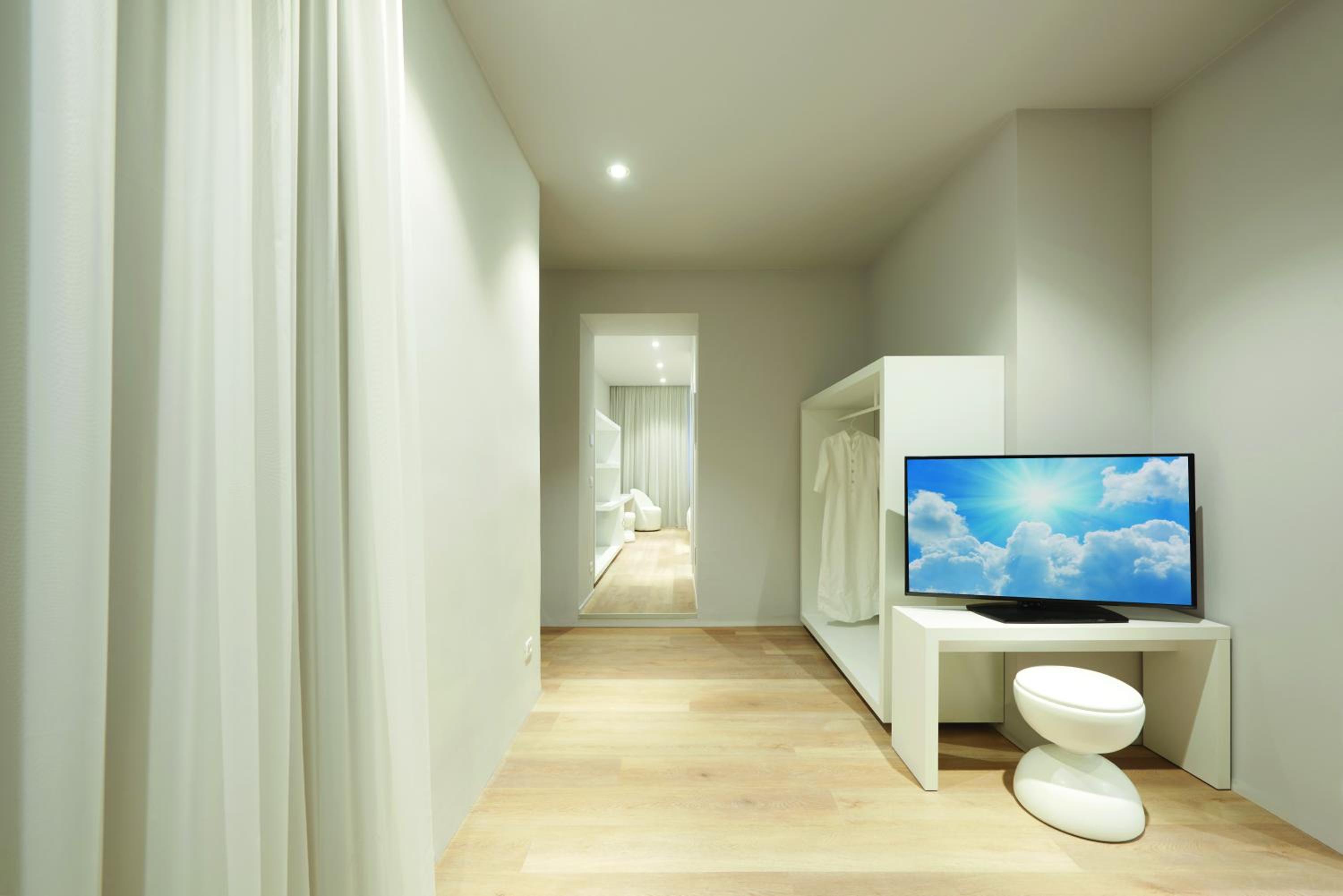 Deluxe Suite - Photo 11
