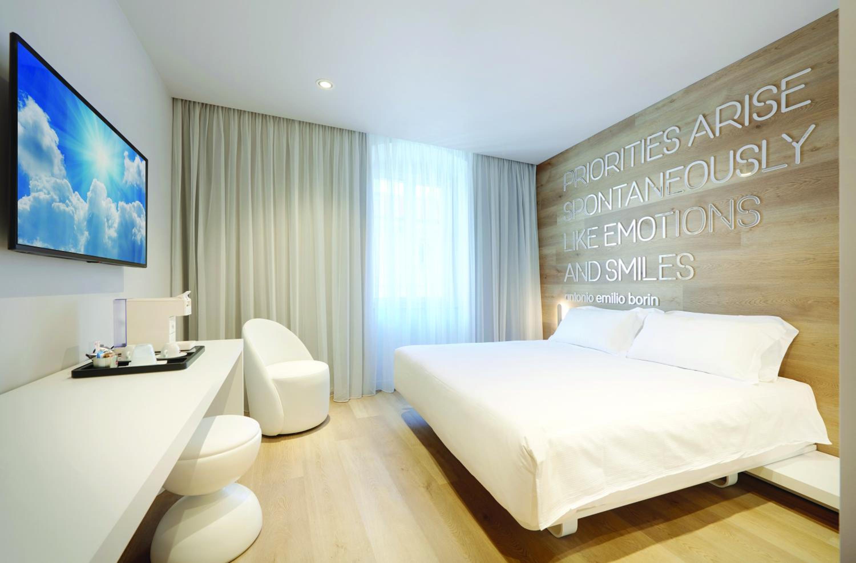 Deluxe Suite - Photo 8
