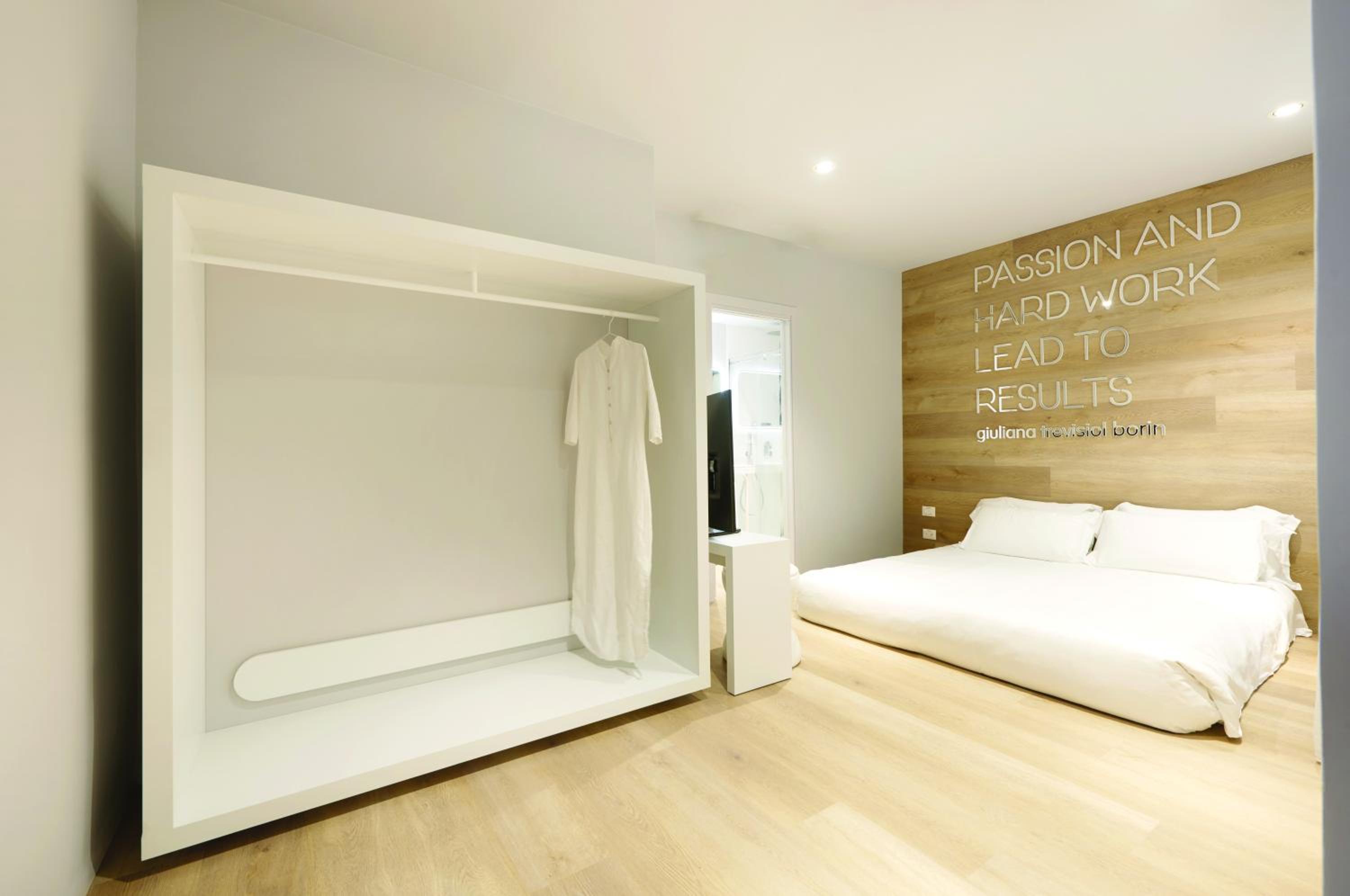 Deluxe Suite - Photo 13