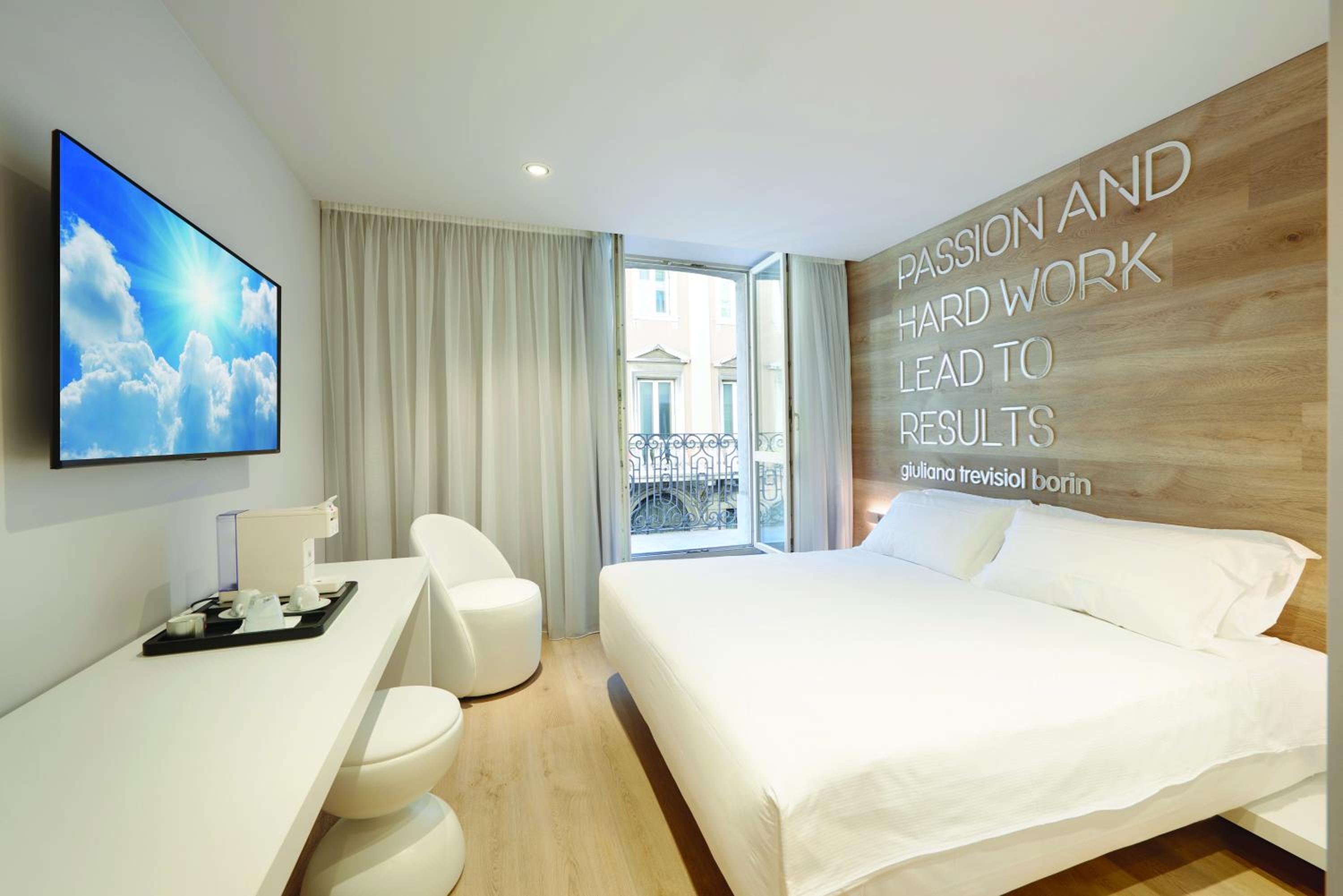 Deluxe Double or Twin Room with Balcony - Photo 4