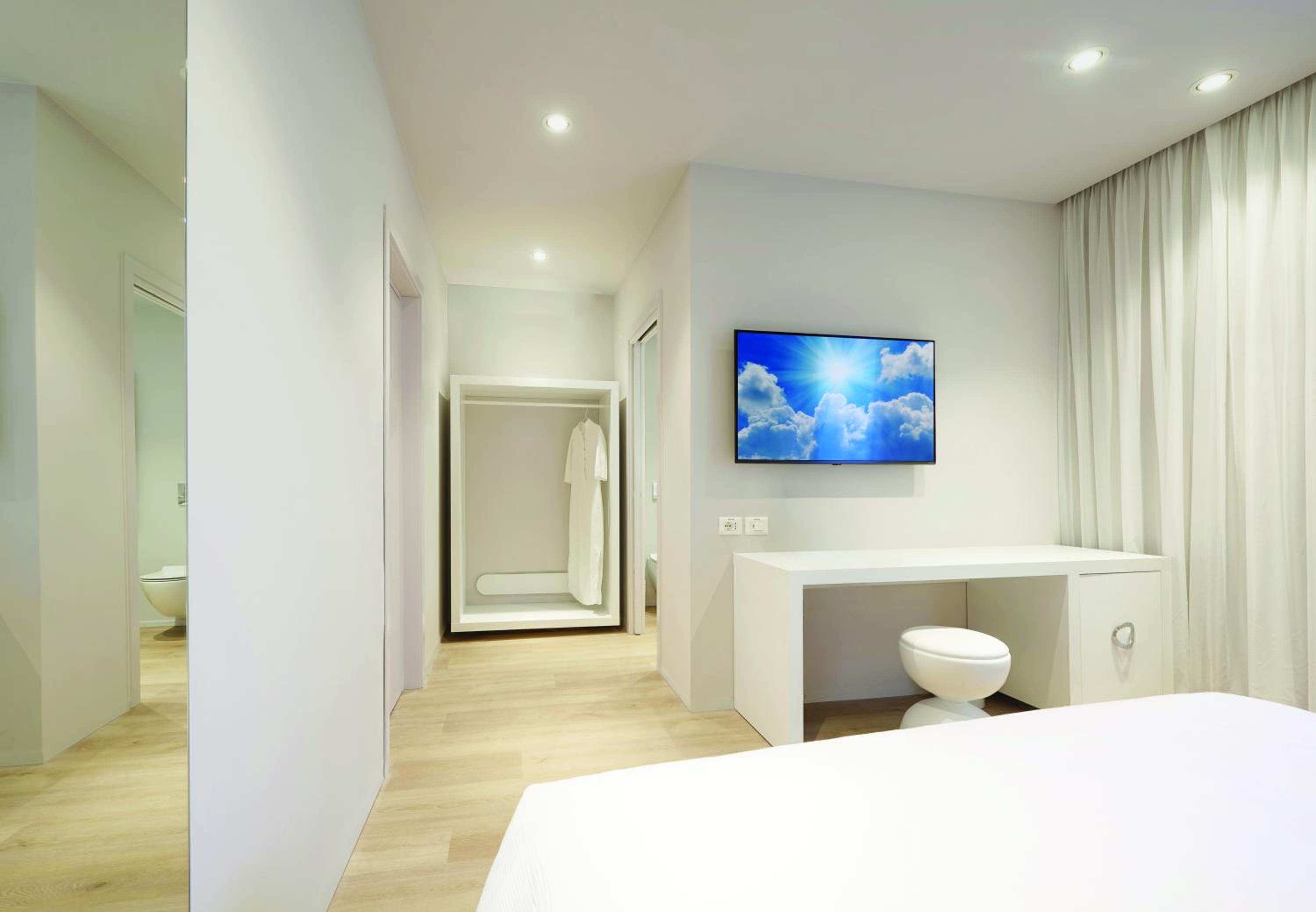 Deluxe Double or Twin Room - Photo 9