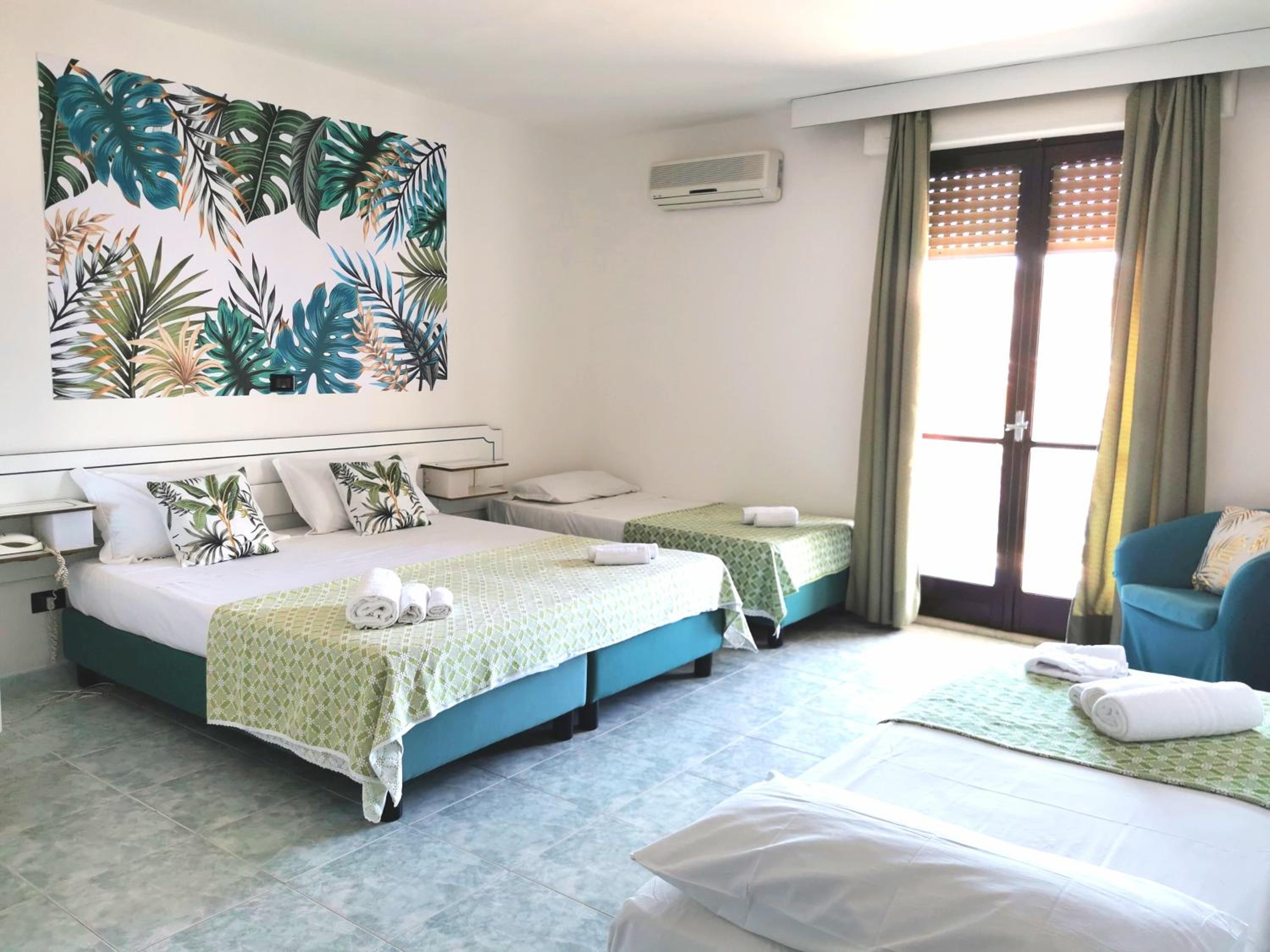Quadruple Room with Sea View - Photo 11