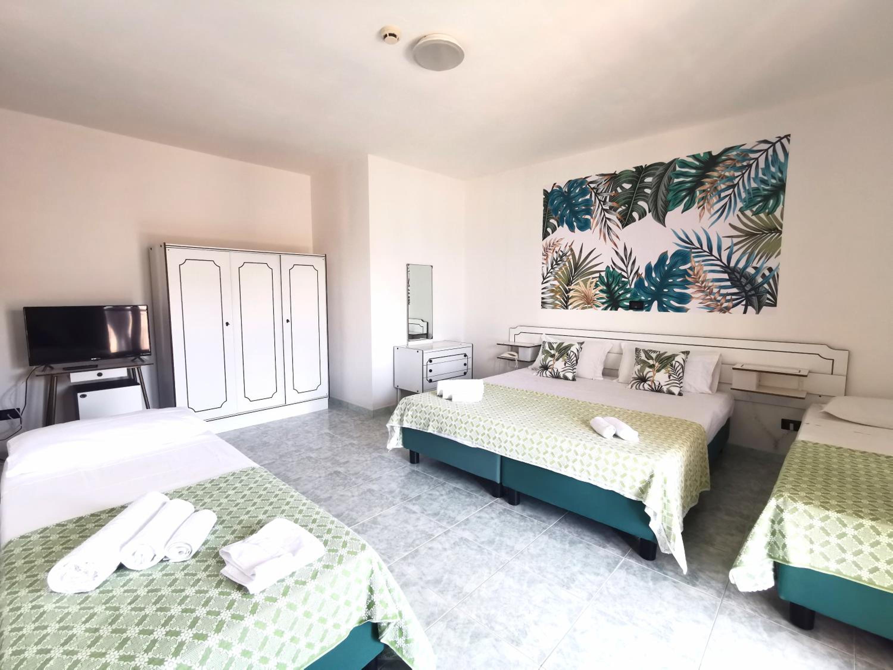 Quadruple Room with Sea View - Photo 13