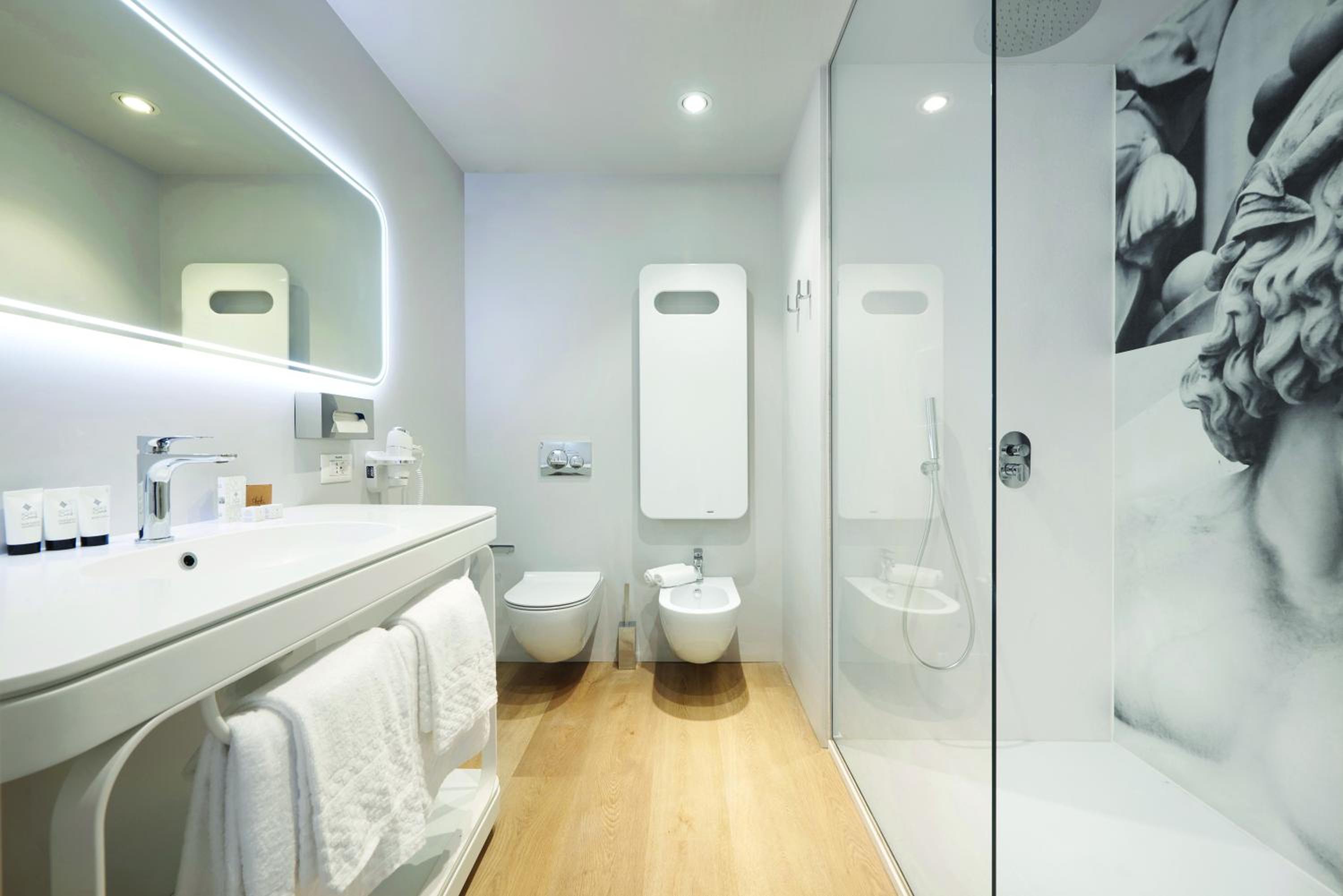 Deluxe Junior Suite - Photo 13