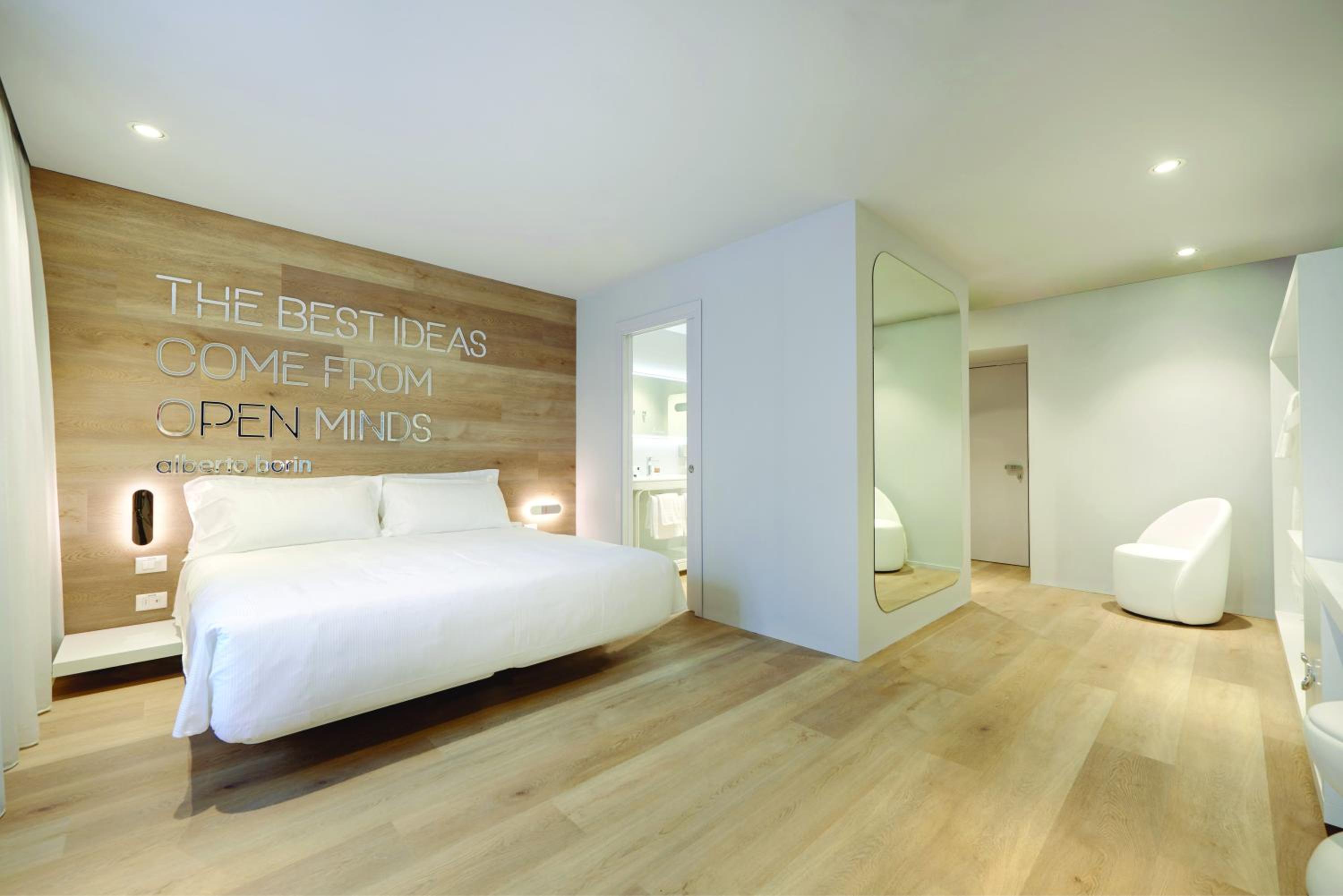Deluxe Junior Suite - Photo 9
