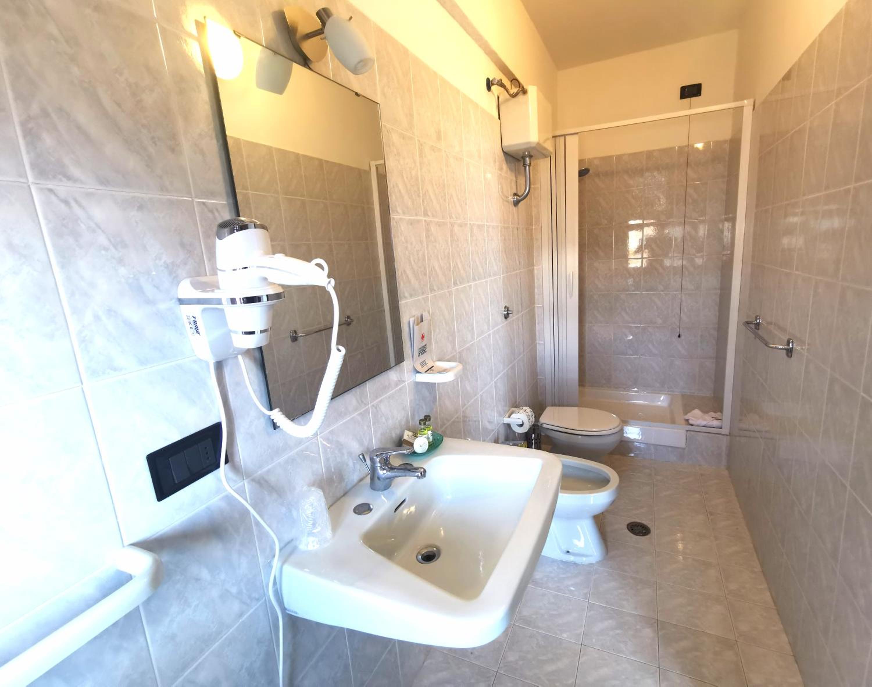 Quadruple Room with Sea View - Photo 8