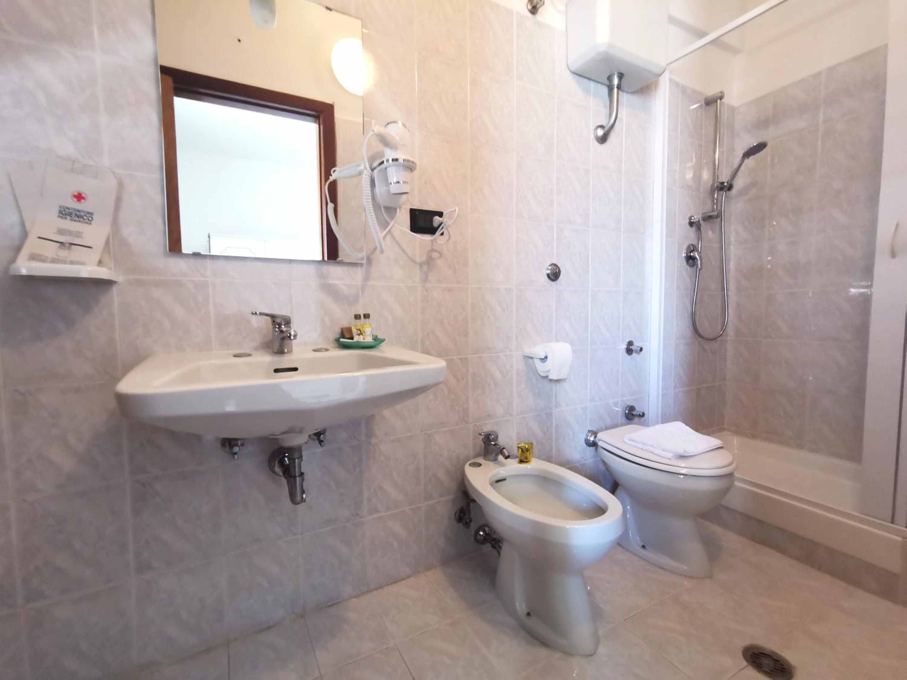Quadruple Room with Sea View - Photo 9