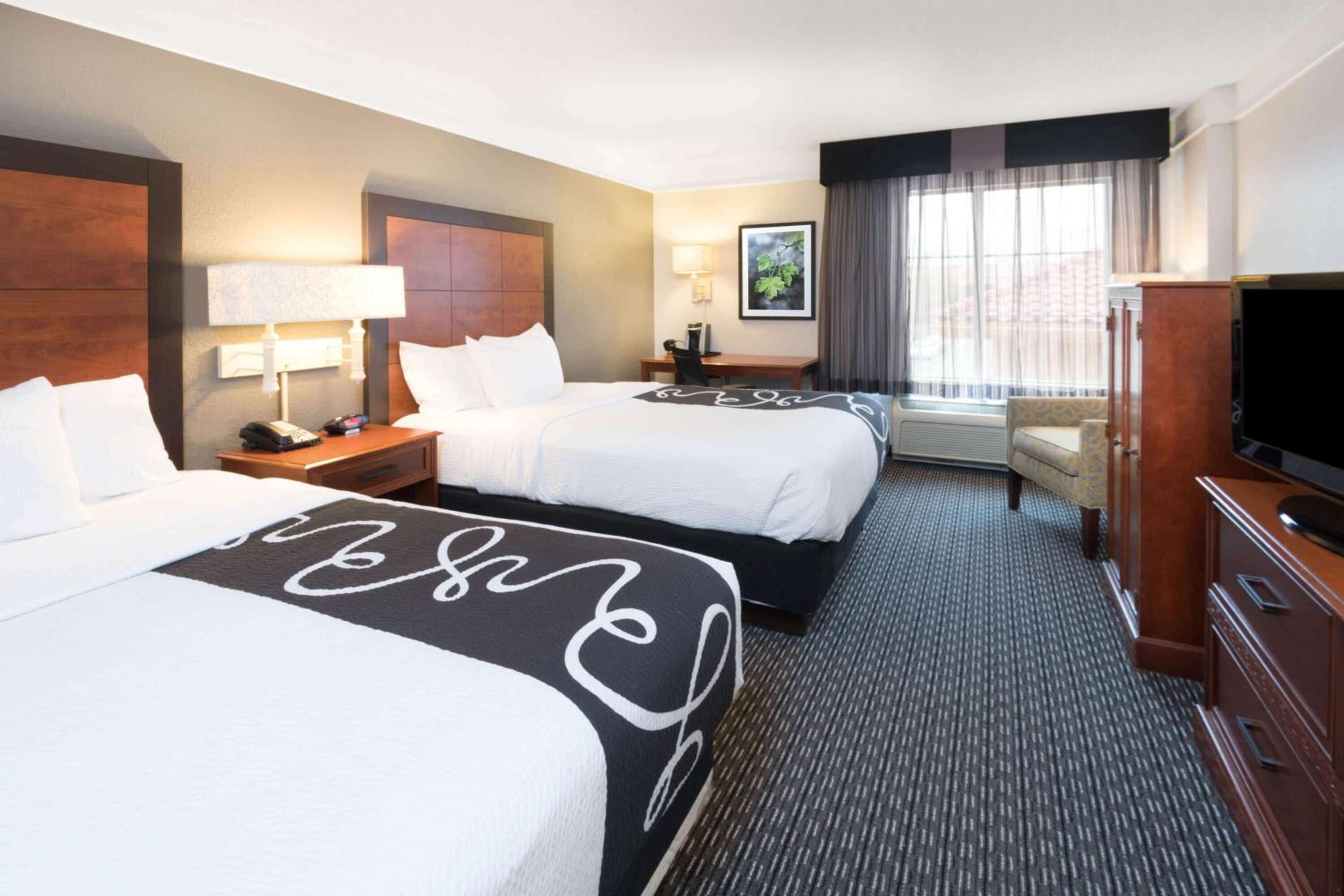Double Room with Two Double Beds - Photo 9
