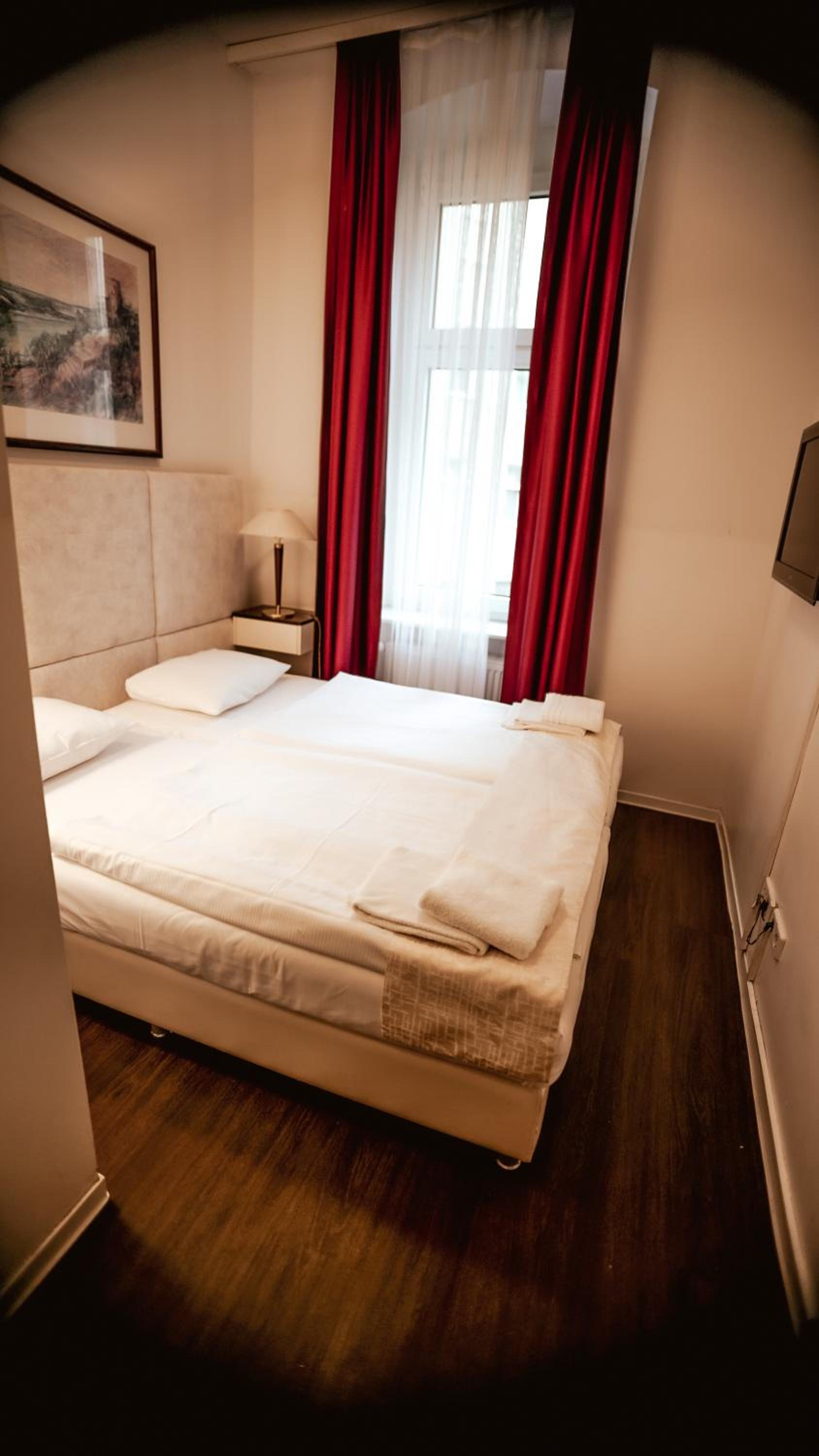 Small Double or Twin Room photo 3