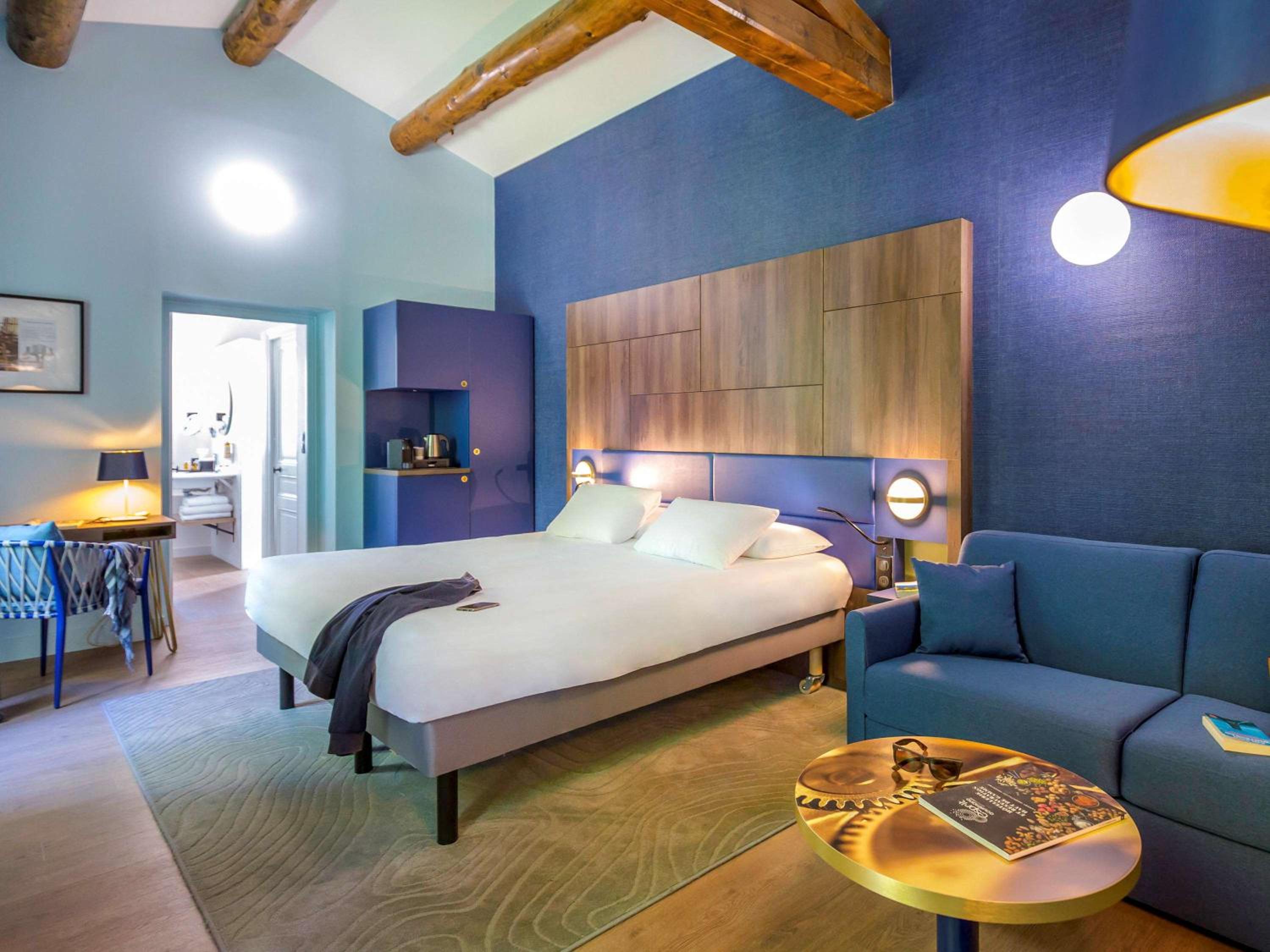 Junior suite, 1 double bed and 1 sofa bed for 2 people with Garden View