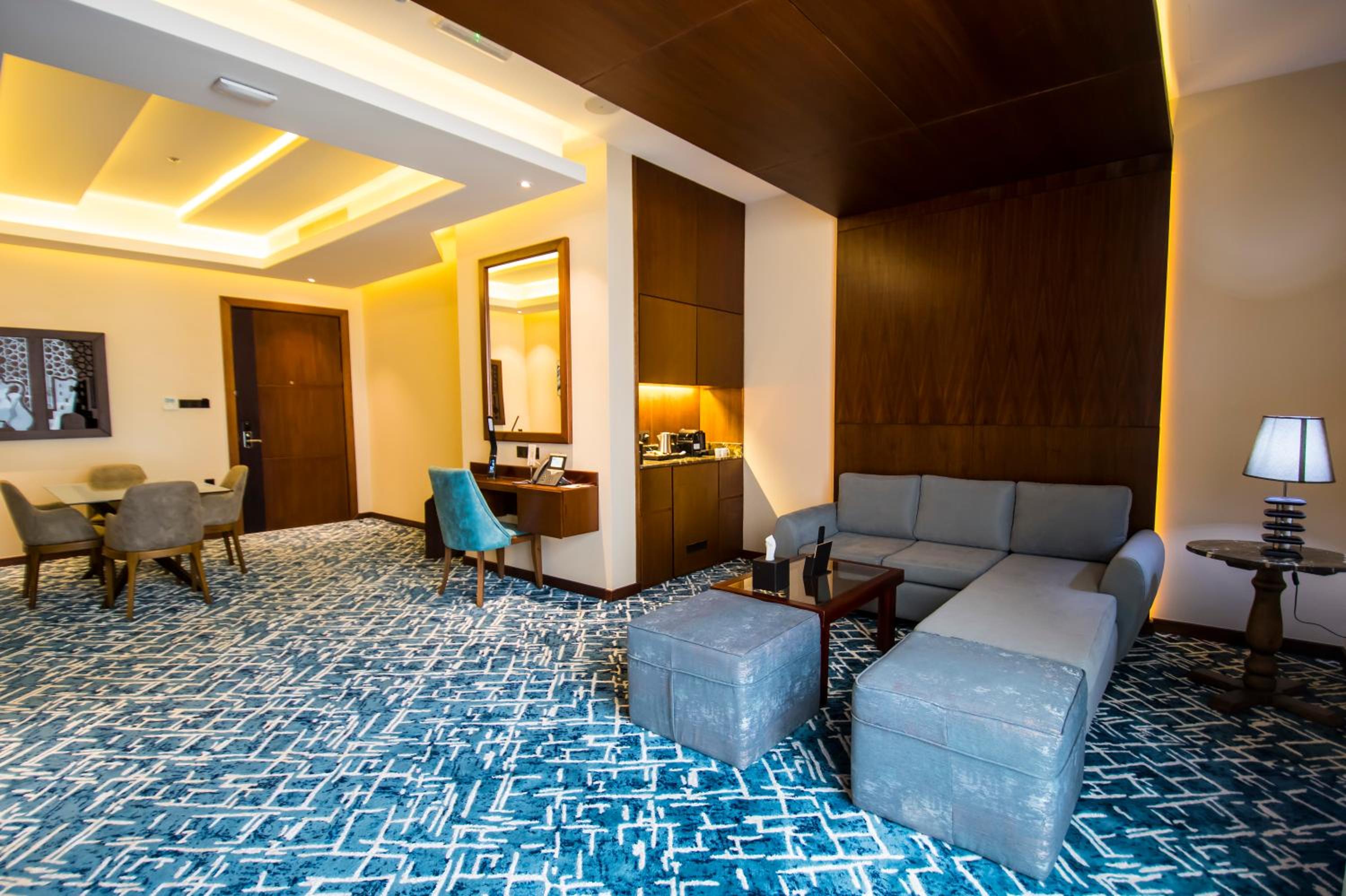 Executive Suite - Photo 2
