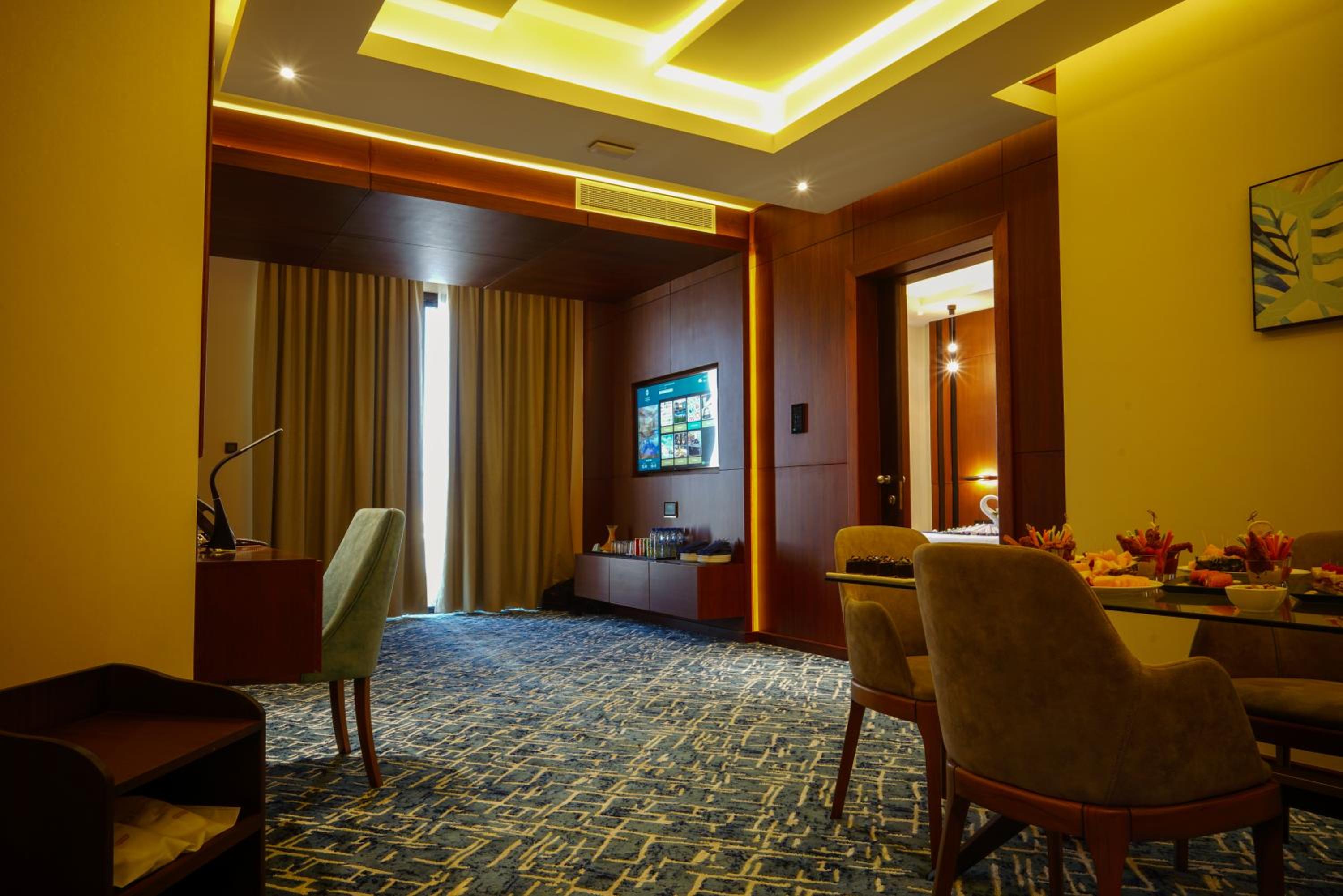 Executive Suite - Photo 4