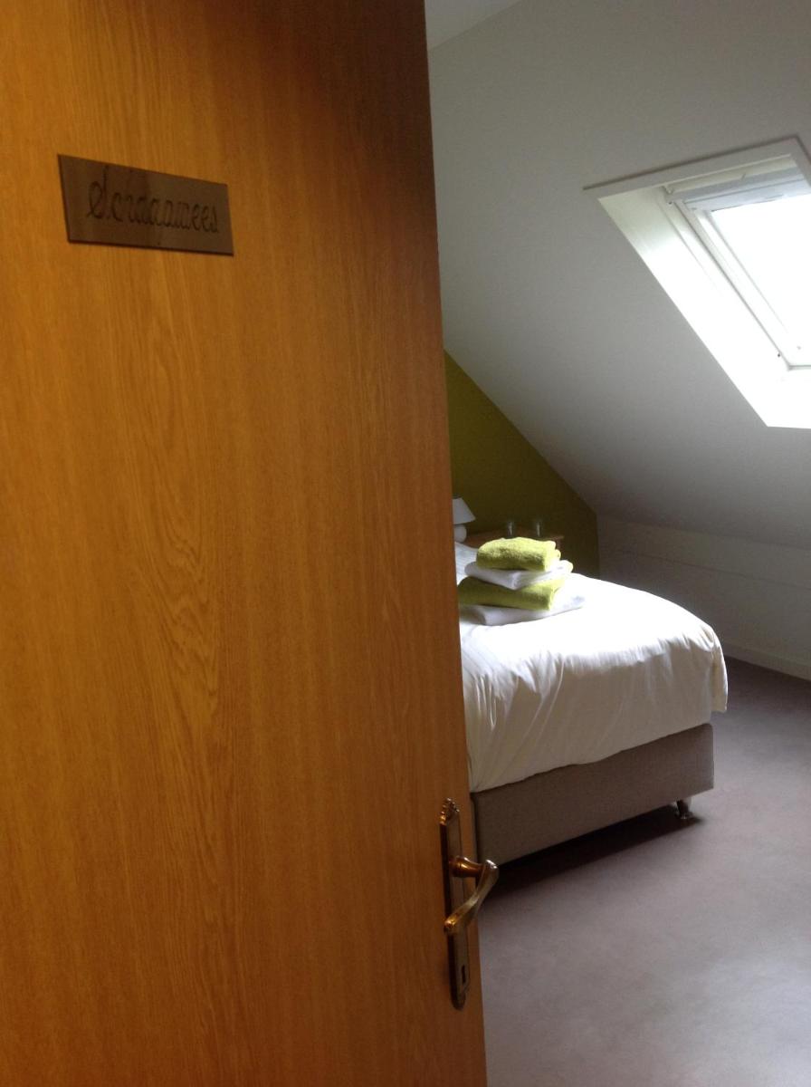 Twin Room with Private Bathroom photo 2