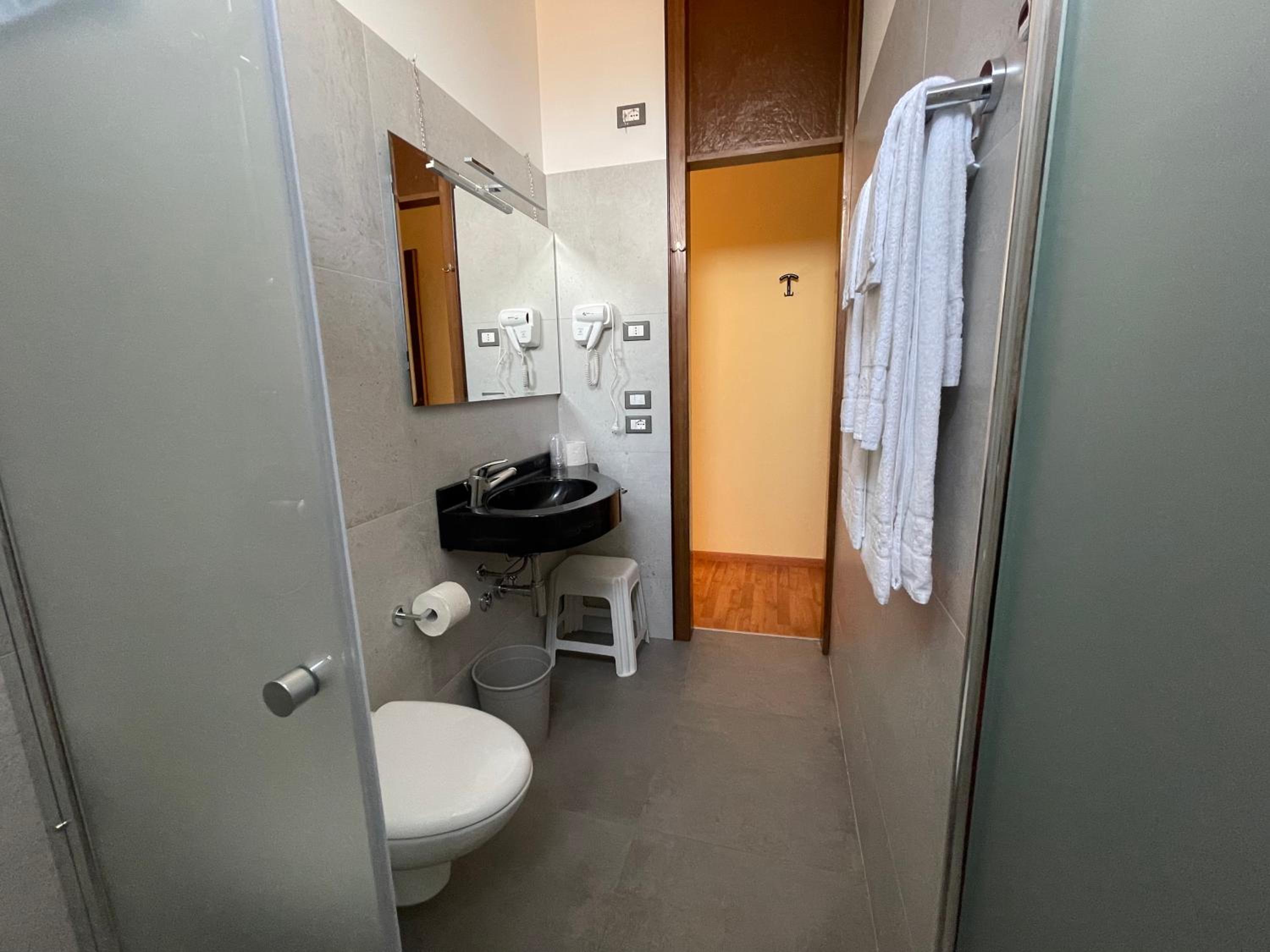 Double or Twin Room with Lake View - Photo 9