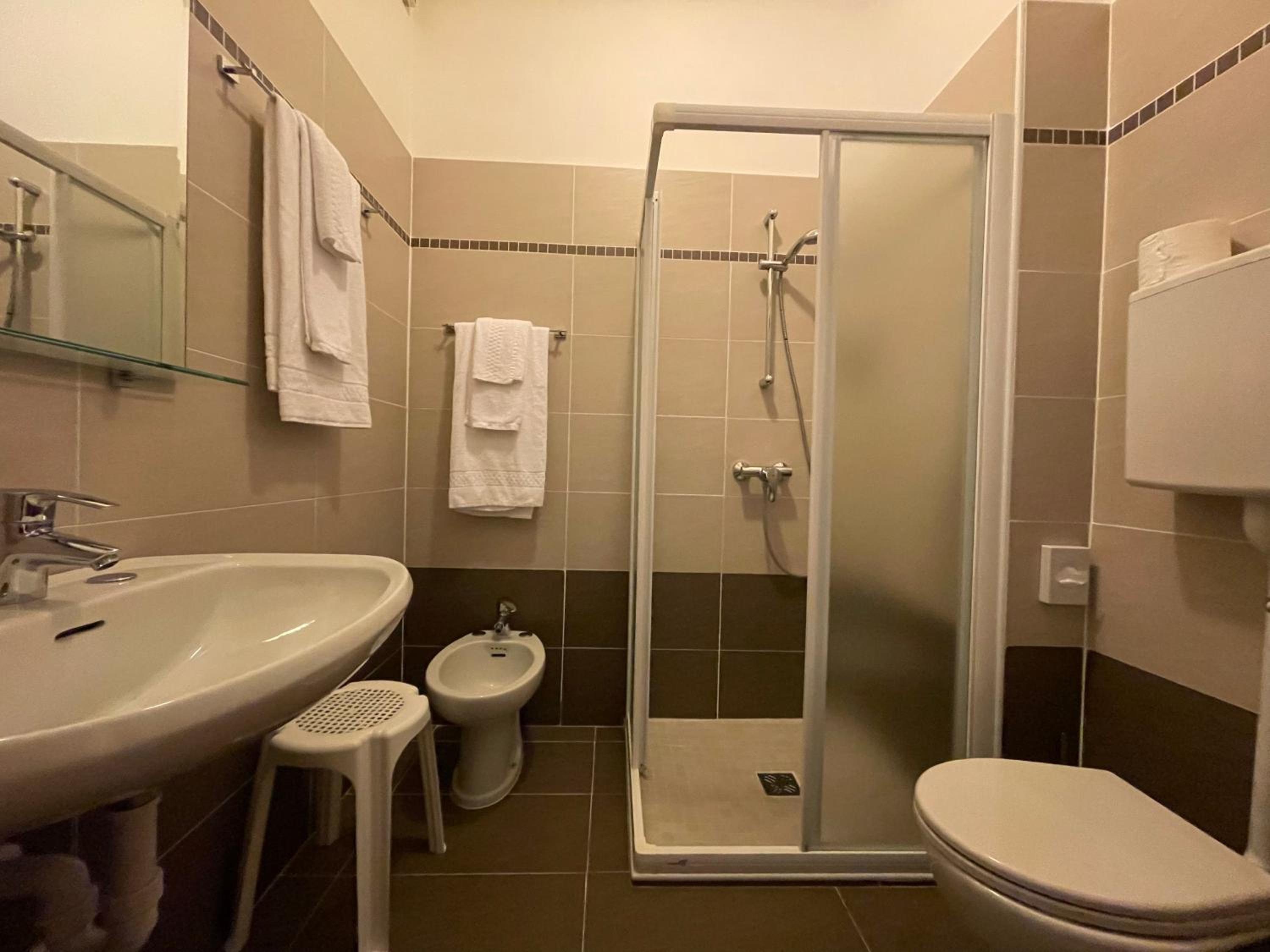 Double or Twin Room with Lake View - Photo 11