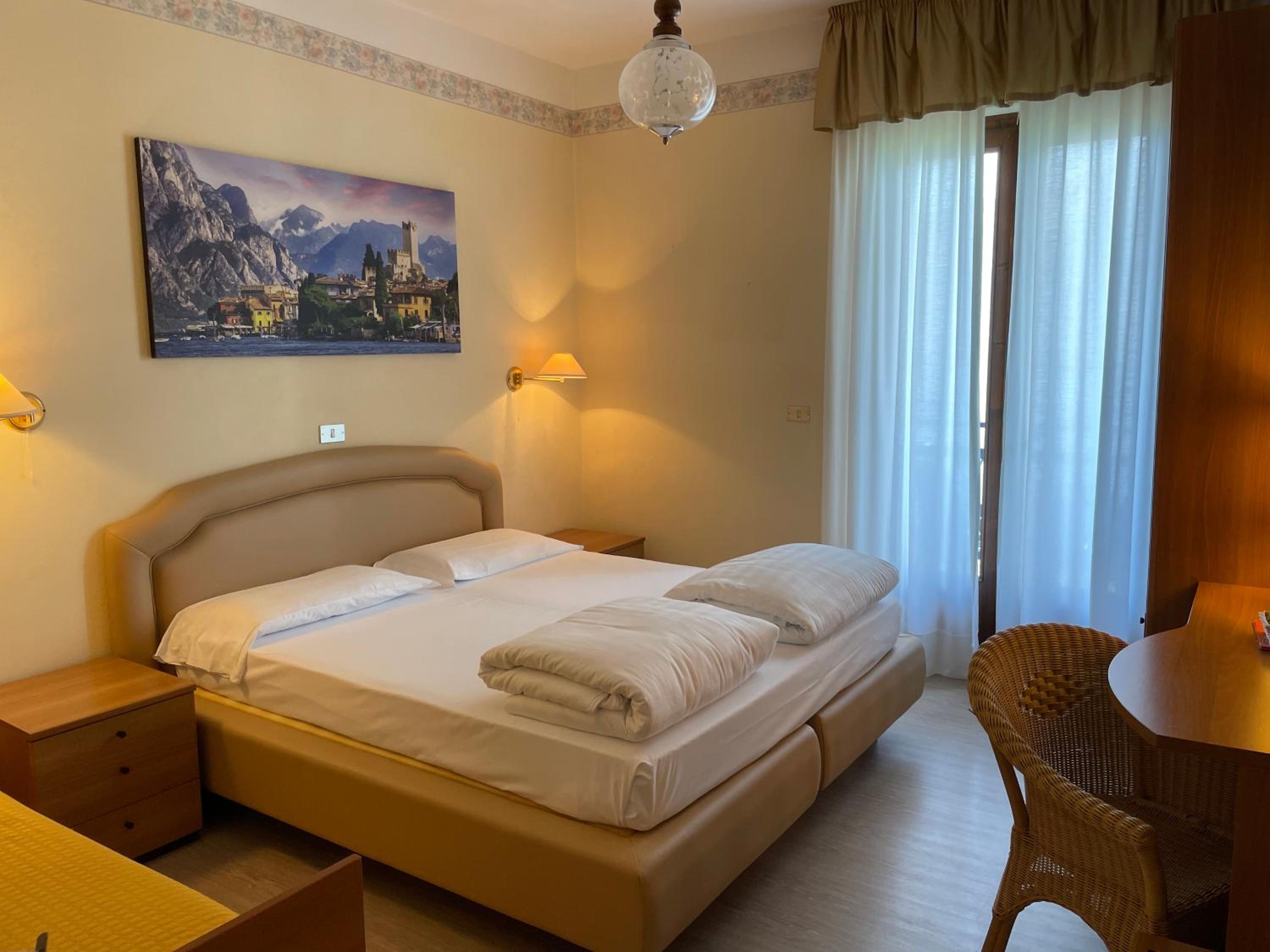 Double or Twin Room with Lake View - Photo 1