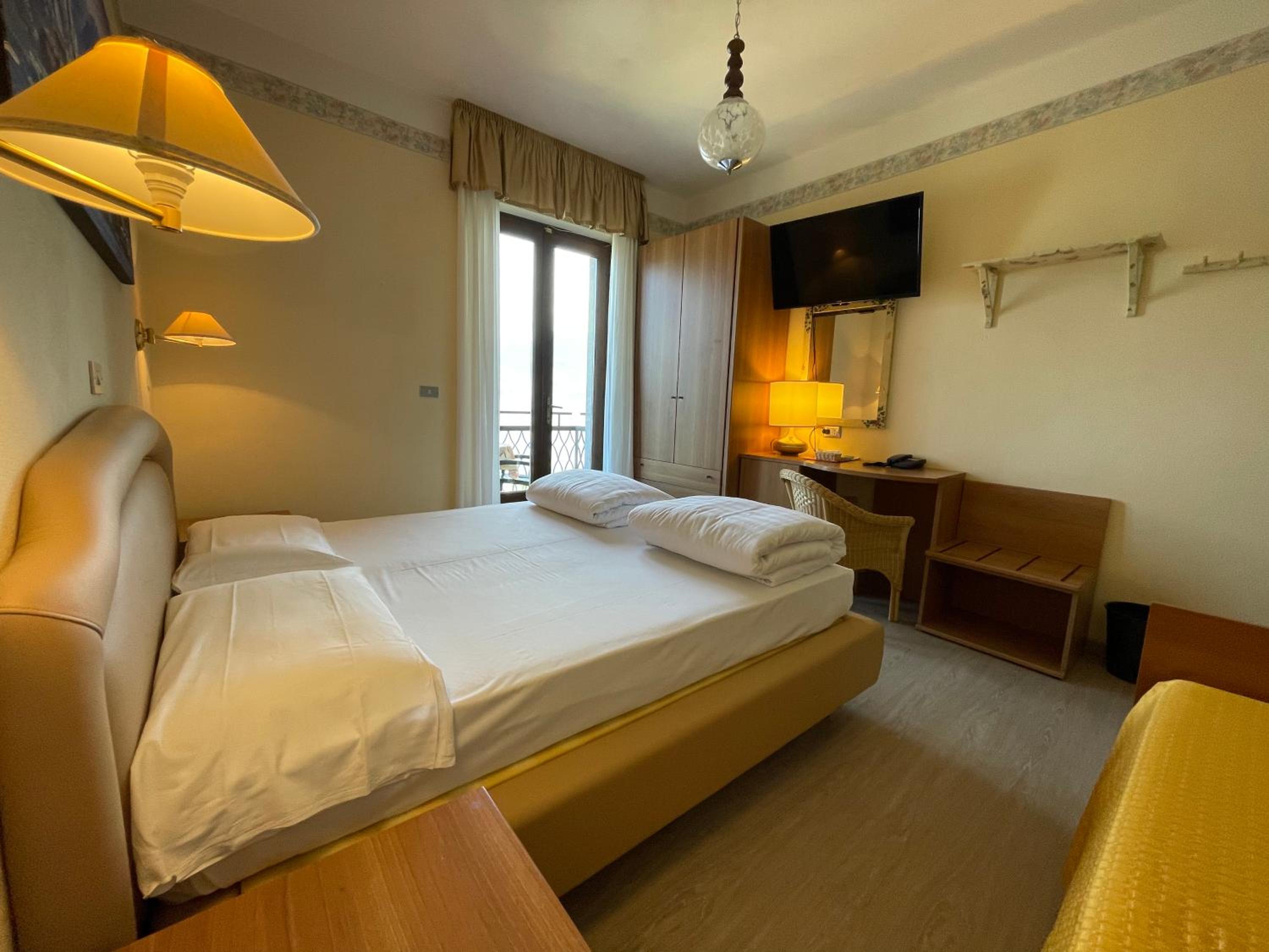 Double or Twin Room with Lake View - Photo 10