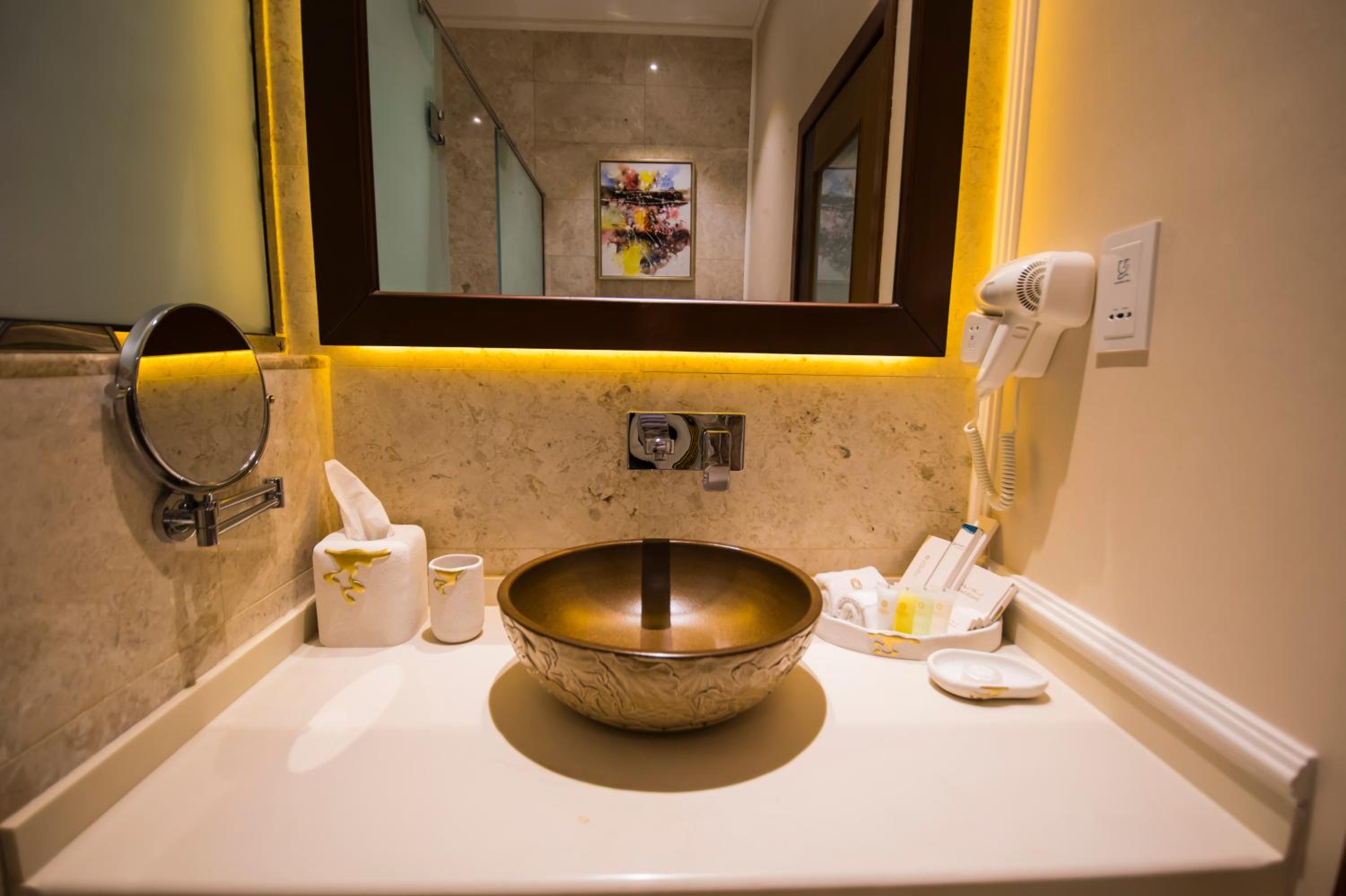 Executive Suite - Photo 14