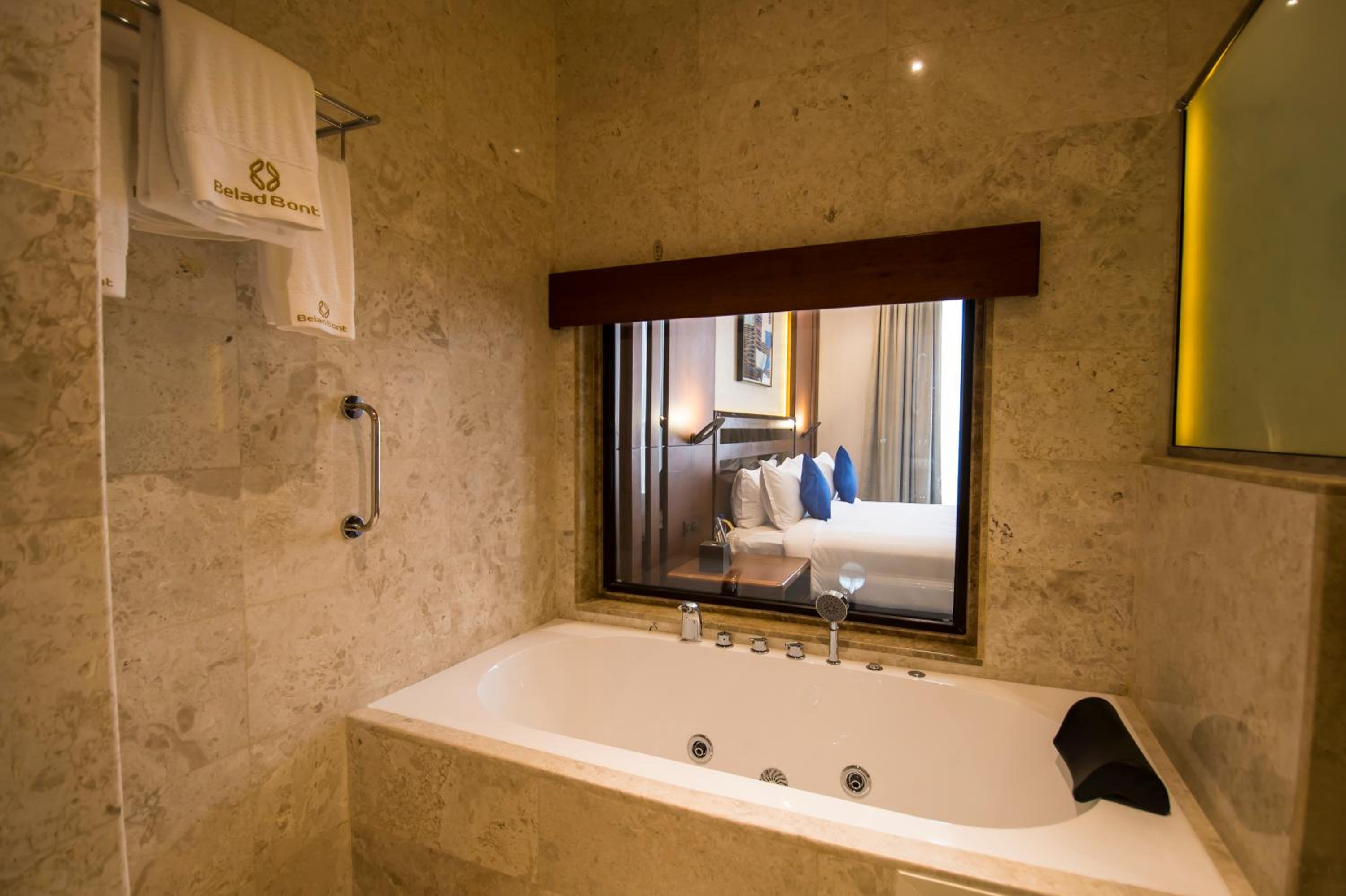 Executive Suite - Photo 5