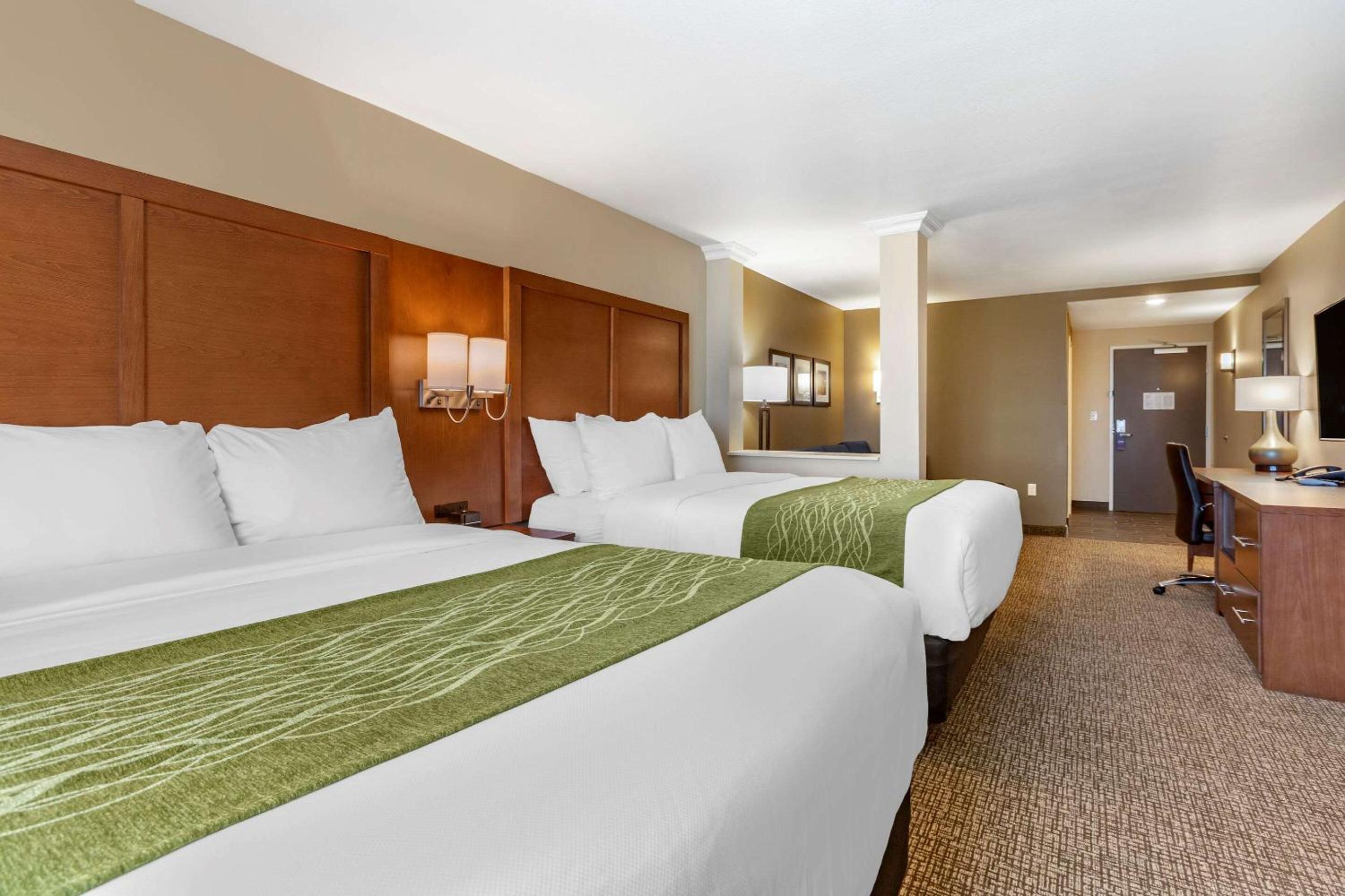 Queen Suite with Two Queen Beds - Non-Smoking - Photo 3