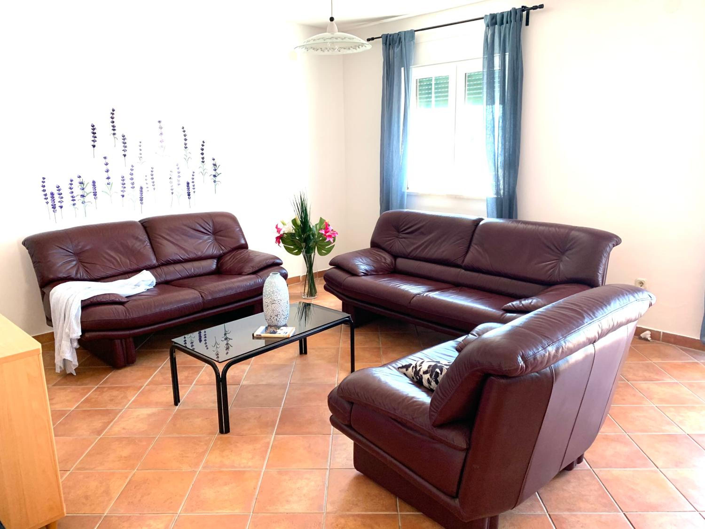 Eight-Bedroom House photo 1