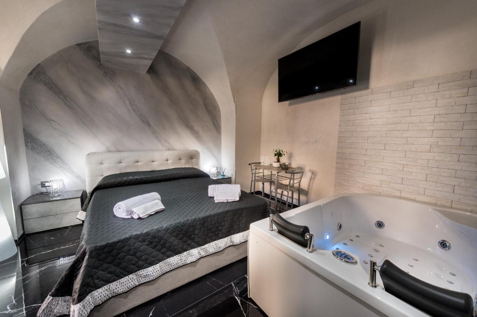 Deluxe Suite with Spa Bath