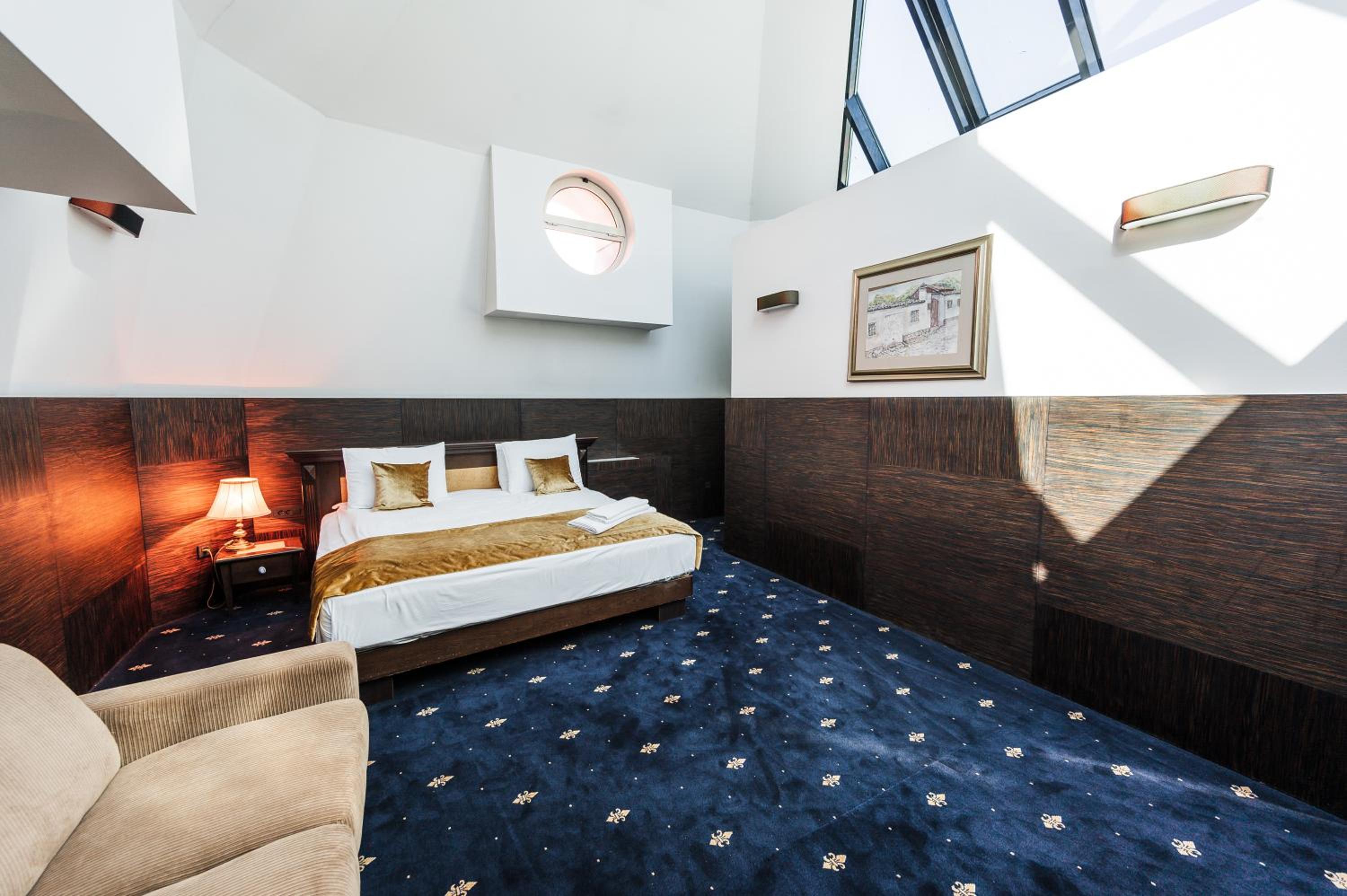 Suite - Photo 7
