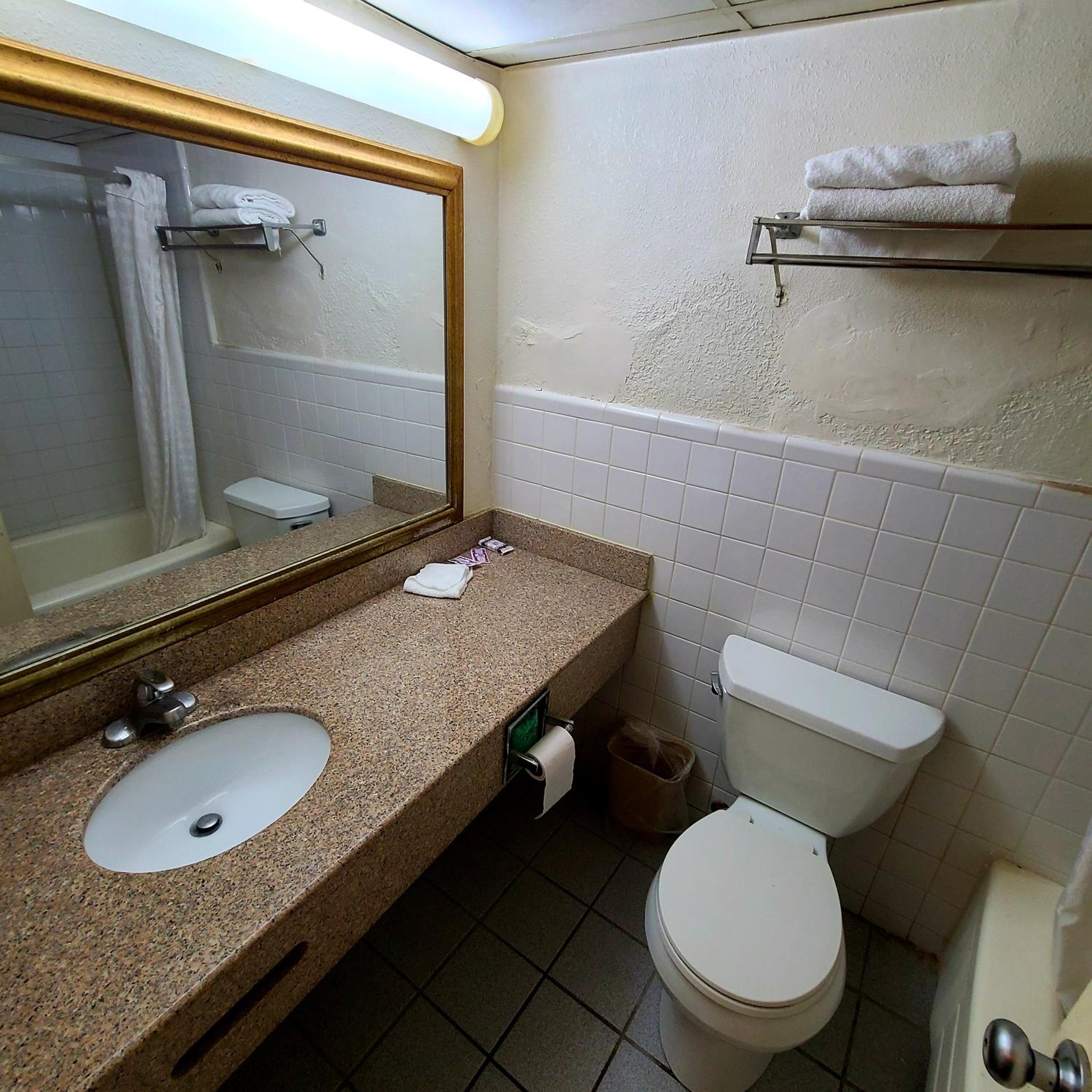 Deluxe Double Room with Two Double Beds - Non-Smoking - Photo 4