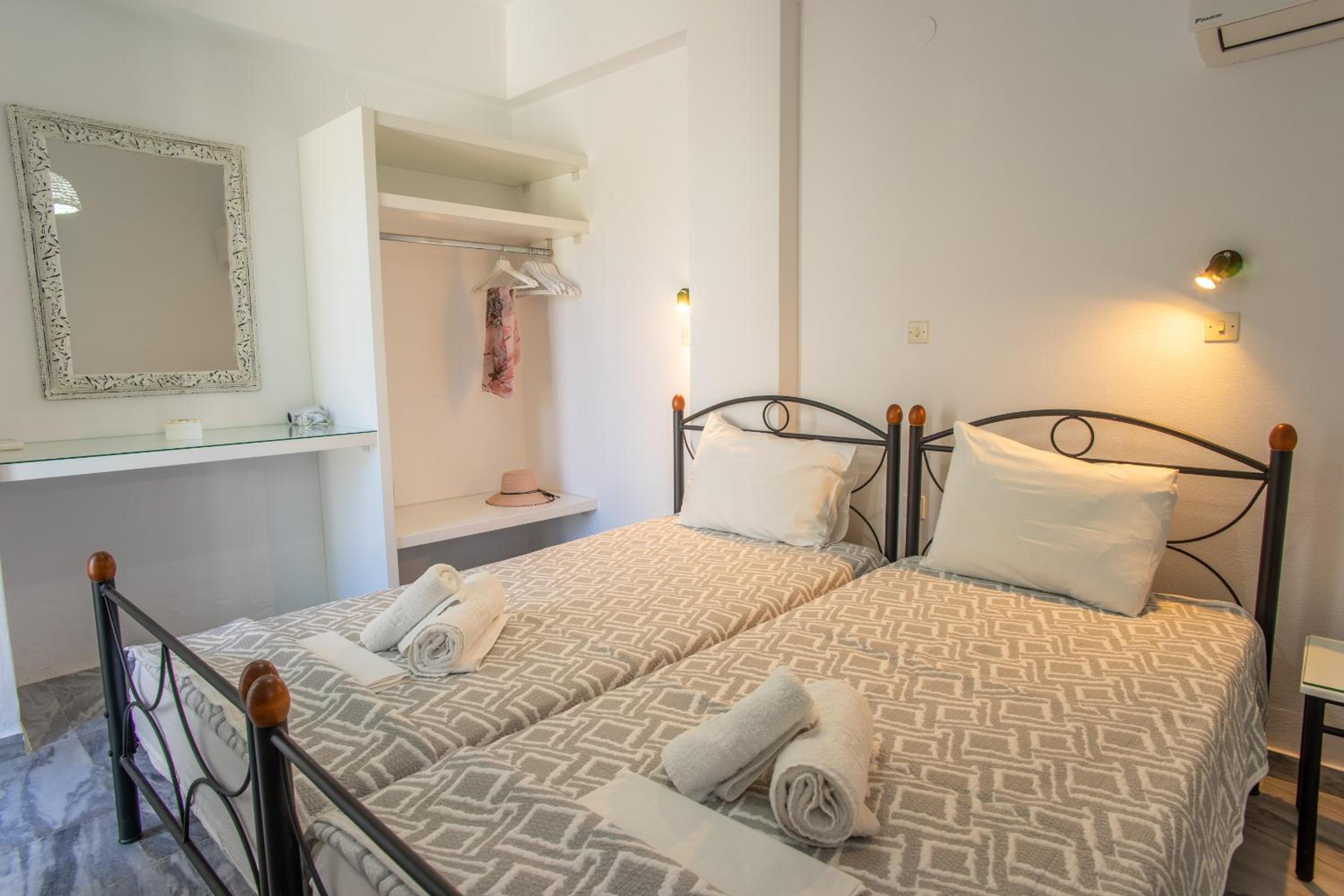 One-Bedroom Apartment (3 Adults) with Kitchen photo 3