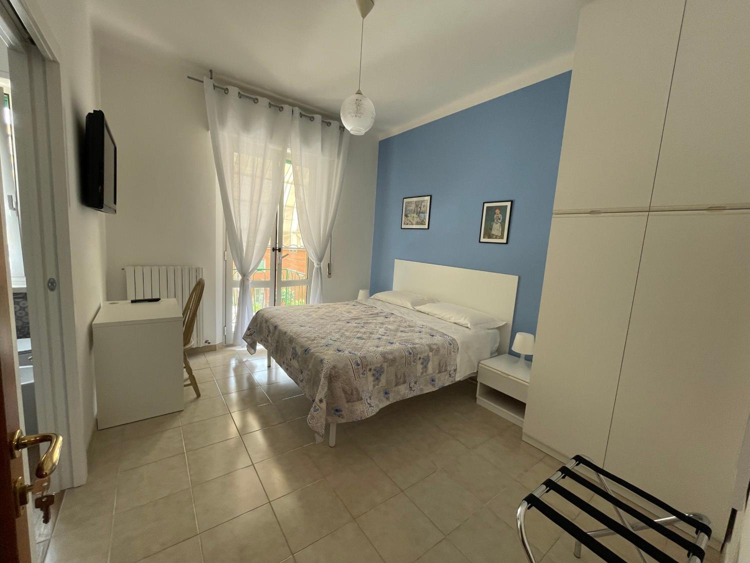 Double Room with Private Bathroom - Photo 19
