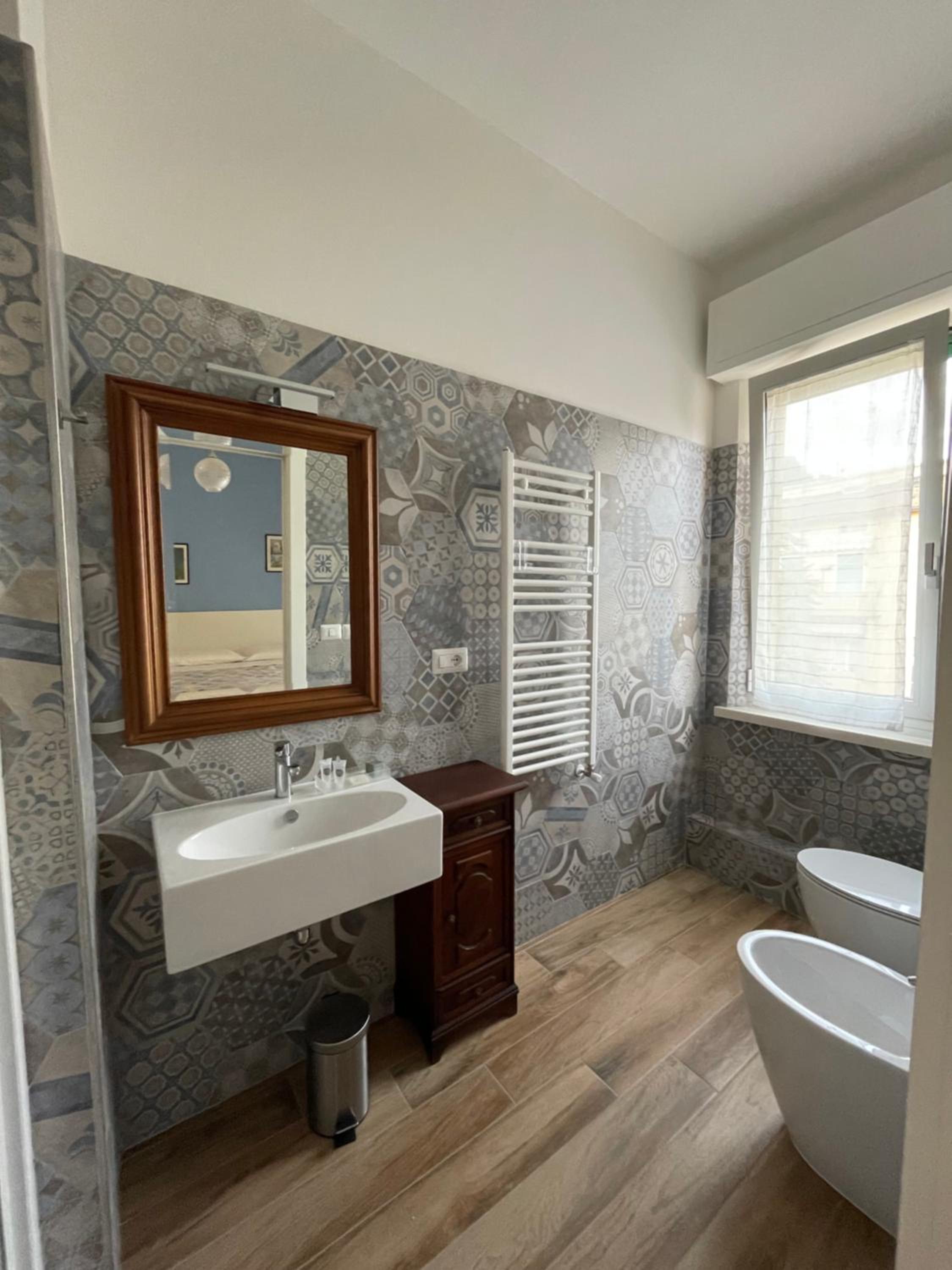 Double Room with Private Bathroom - Photo 6