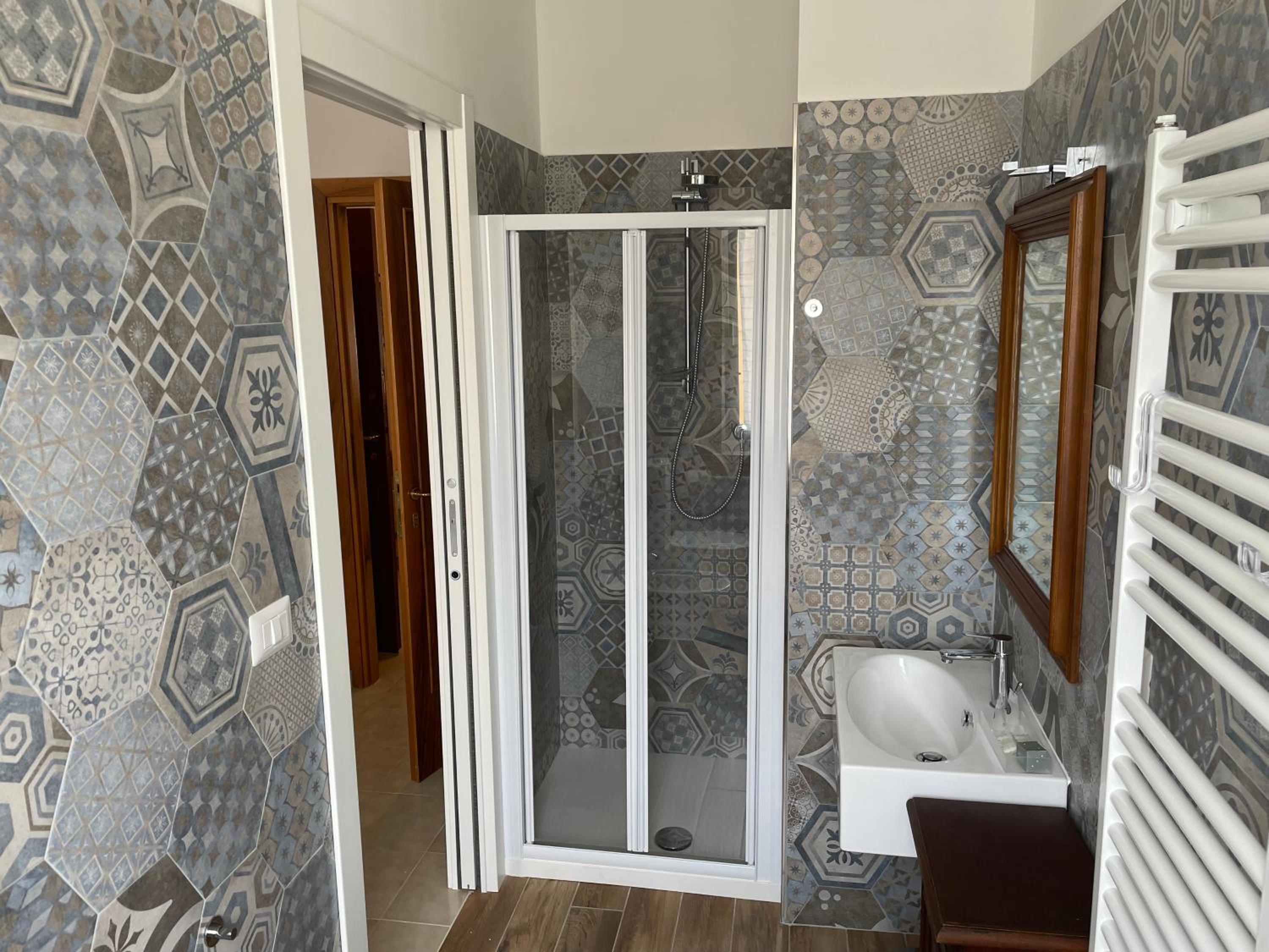 Double Room with Private Bathroom - Photo 8
