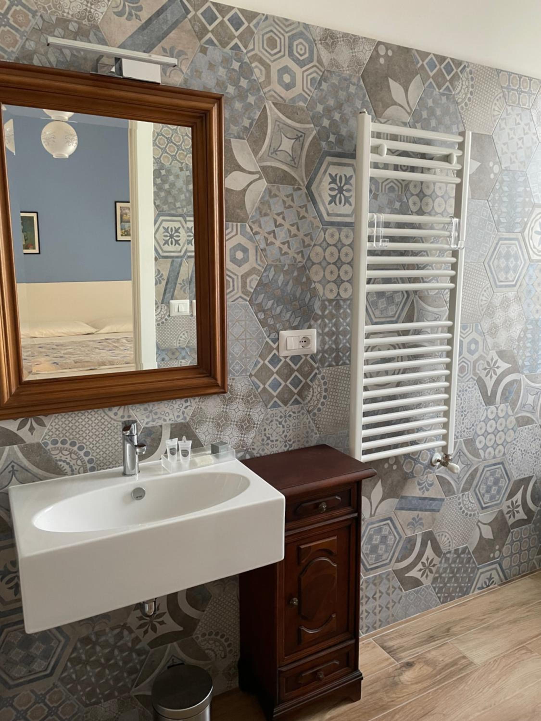 Double Room with Private Bathroom - Photo 18