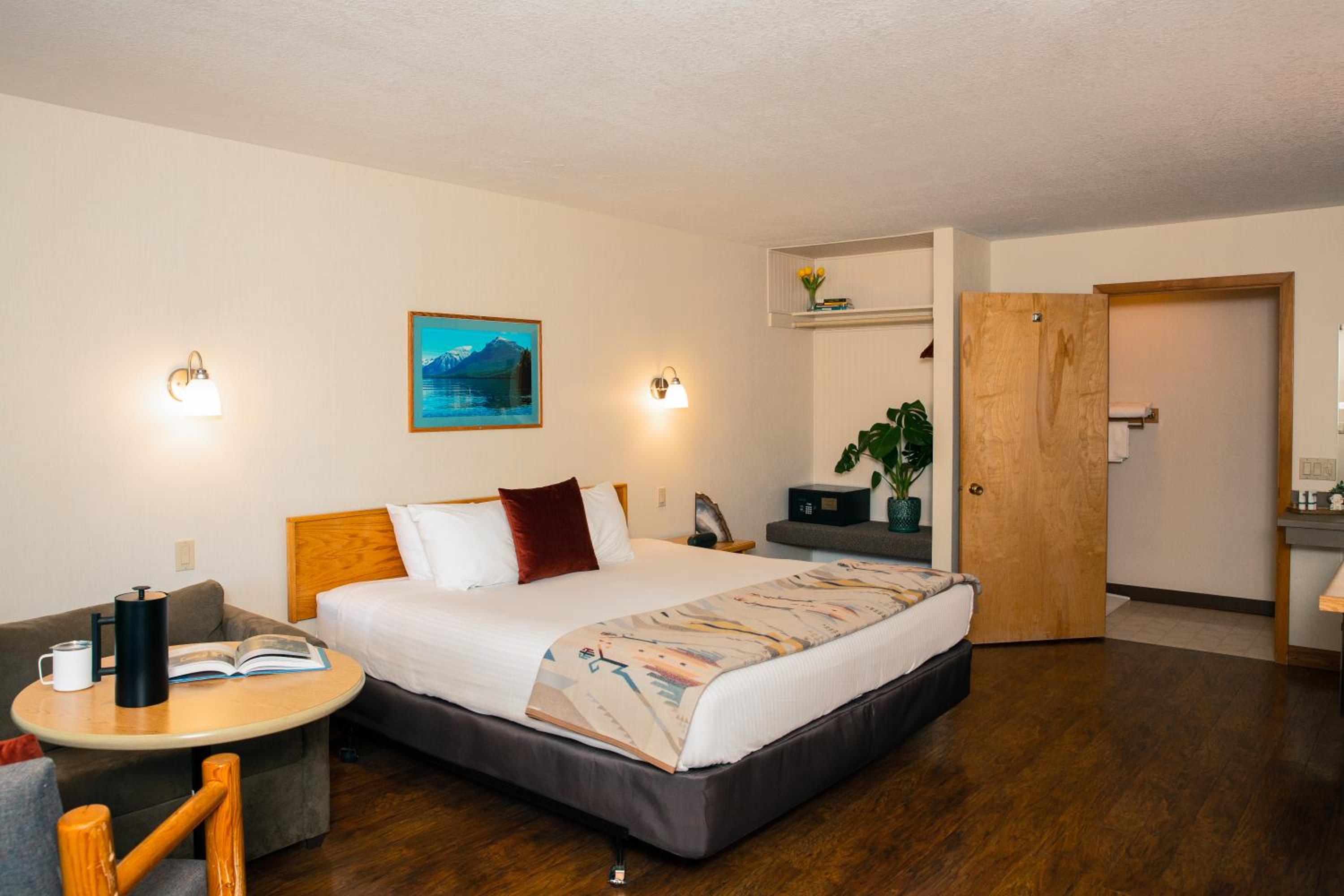 King Room with Roll-In Shower - Disability Access photo 1