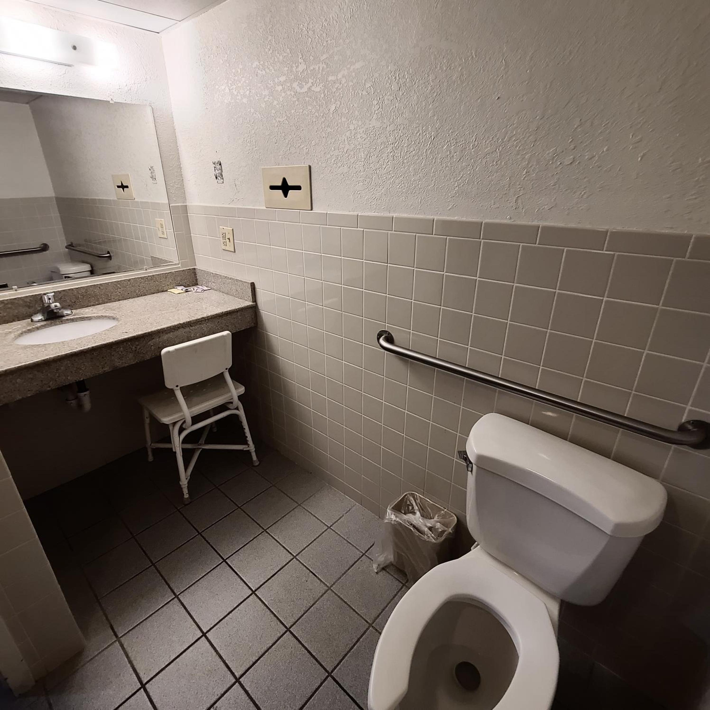 Queen Room - Disability Access photo 3