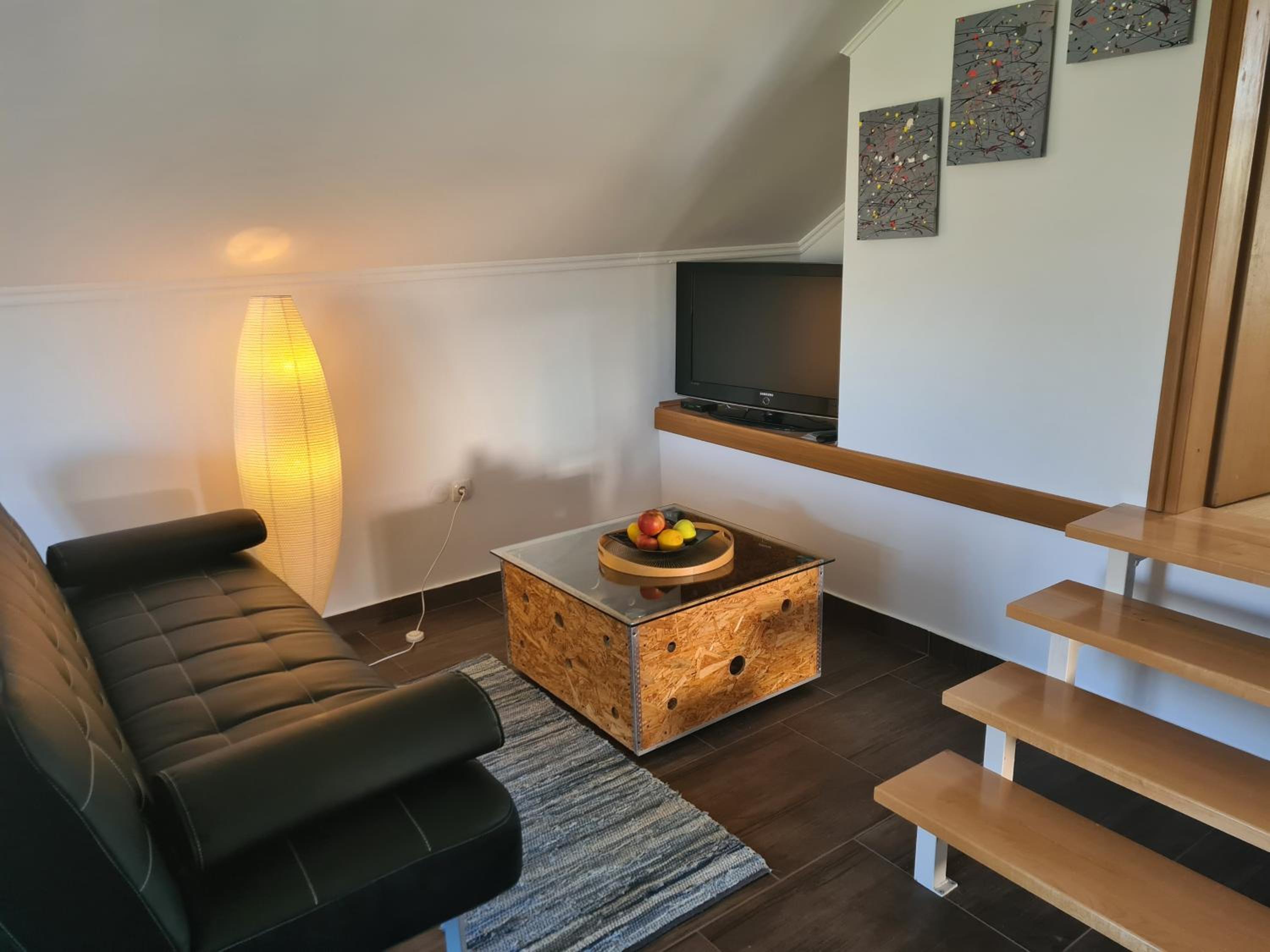 One-Bedroom Apartment photo 1