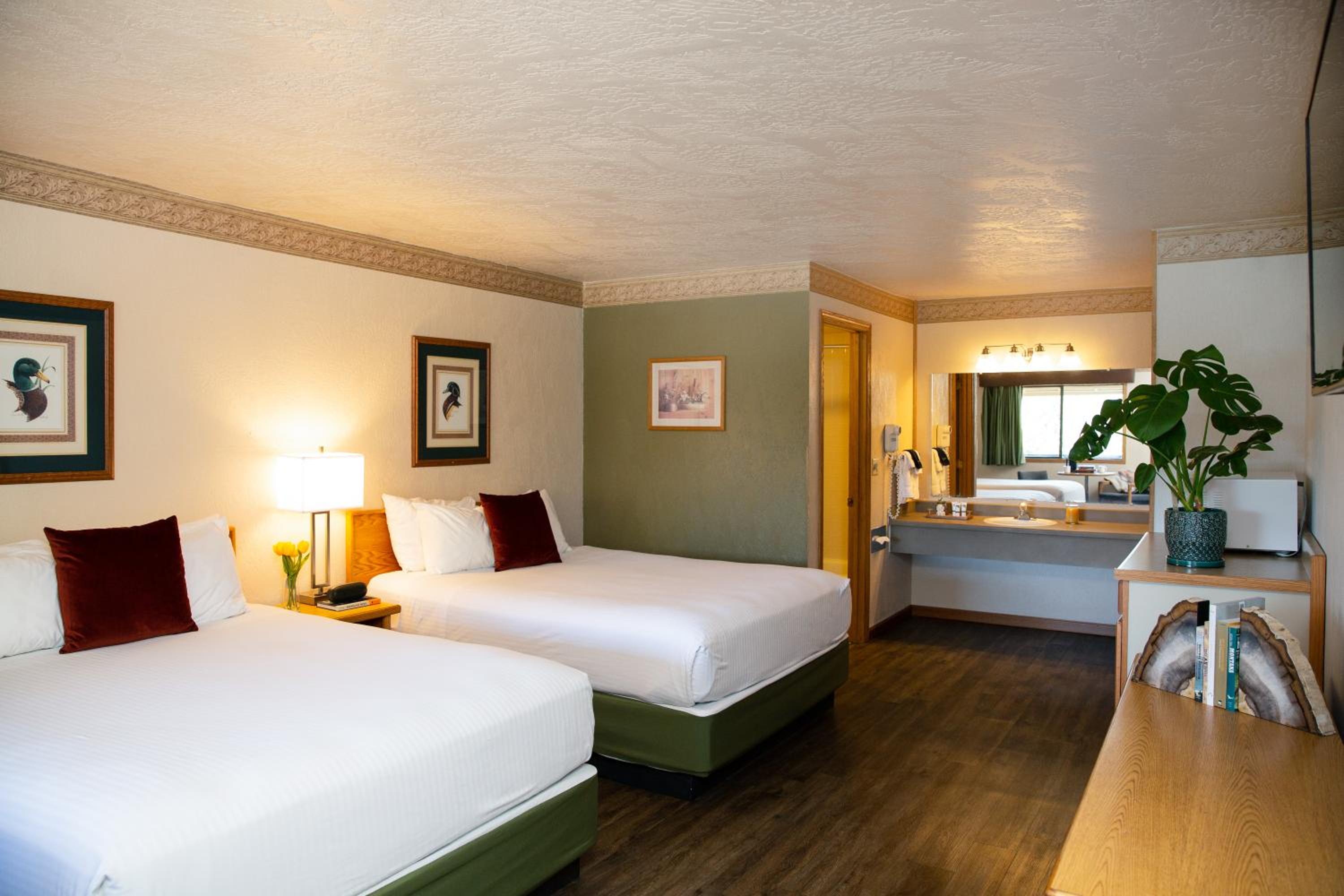 Queen Room with Two Queen Beds - Non-Smoking photo 1