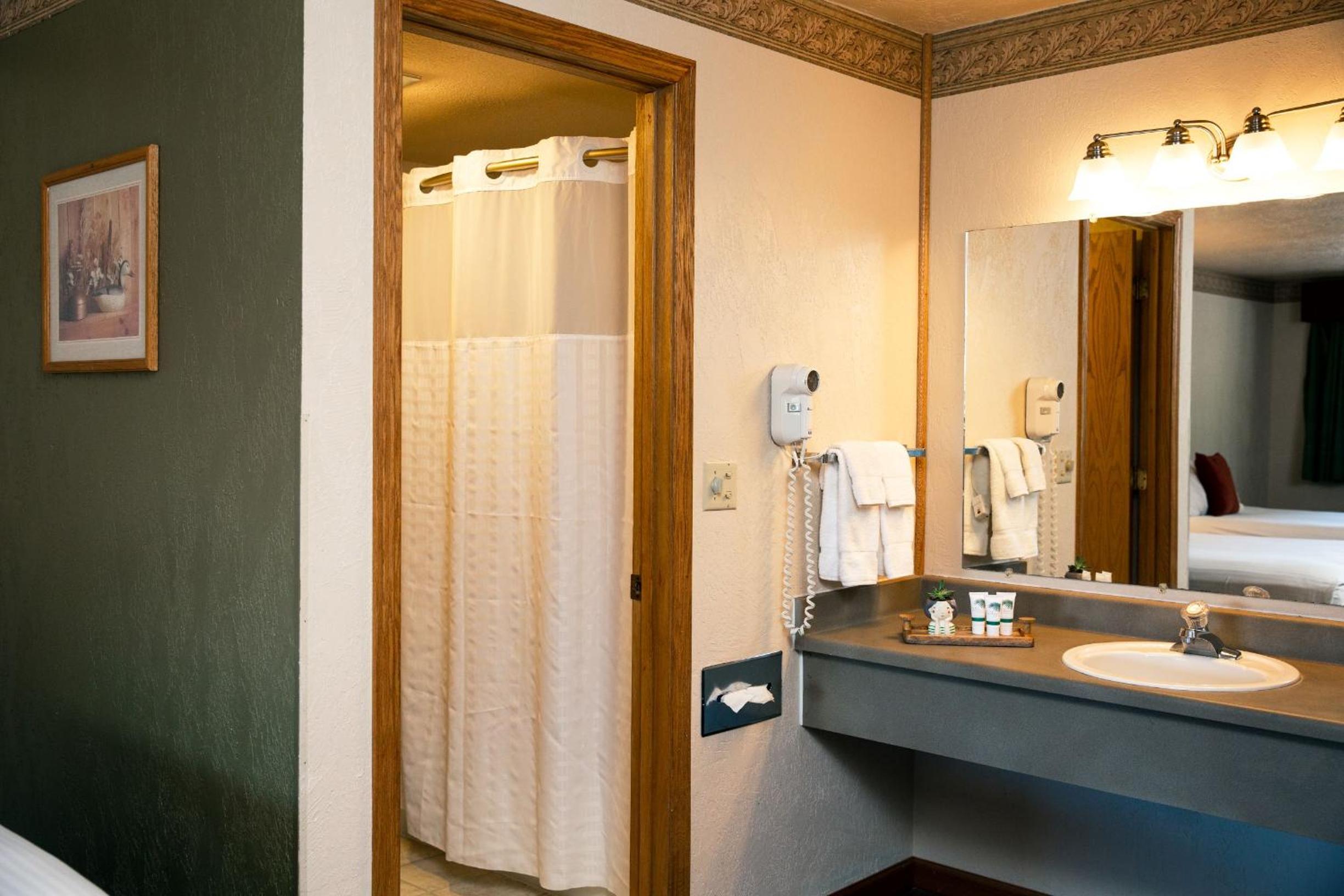 Queen Room with Two Queen Beds - Non-Smoking photo 2