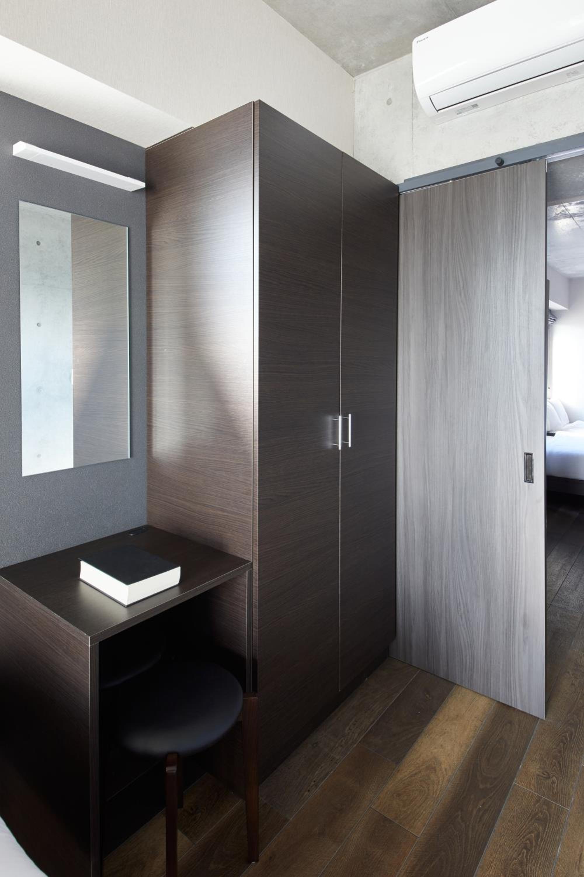 One-Bedroom Suite thumbnail 6