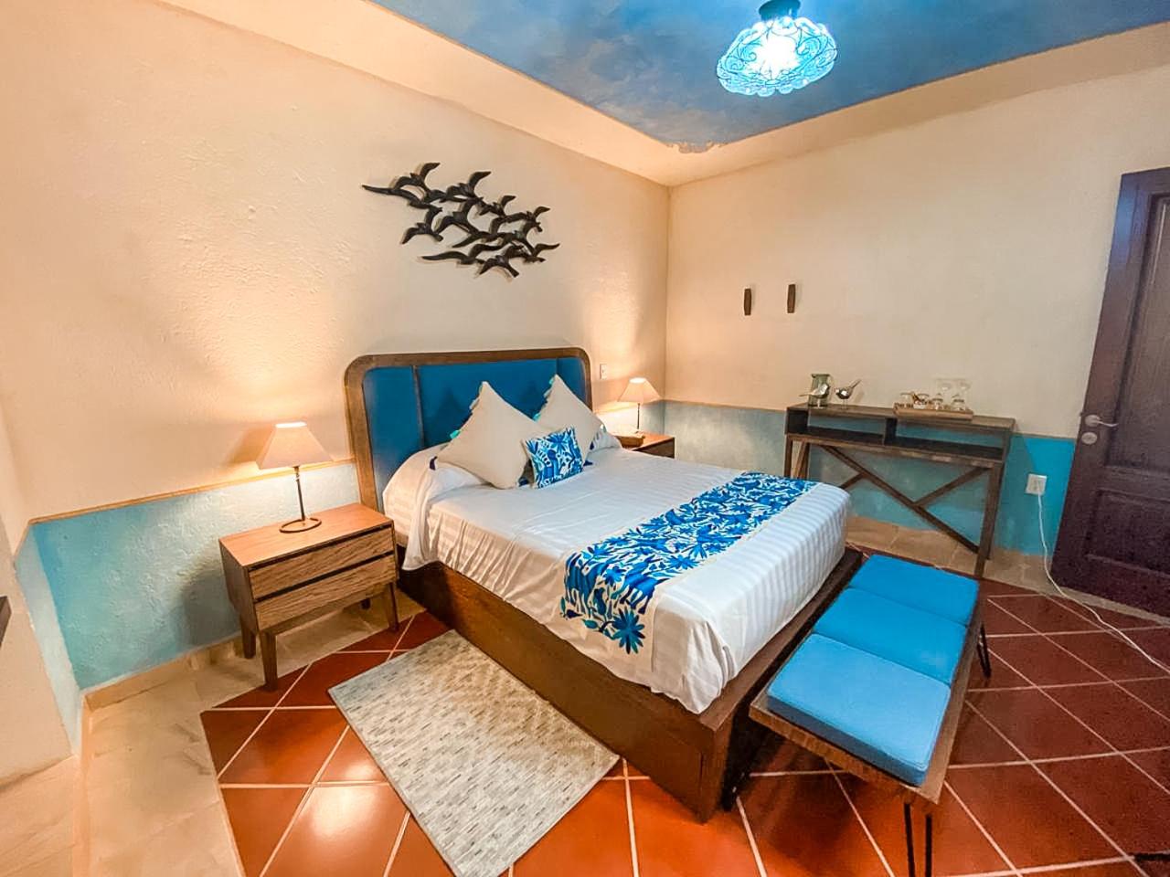 Queen Room with extra bed - Photo 17