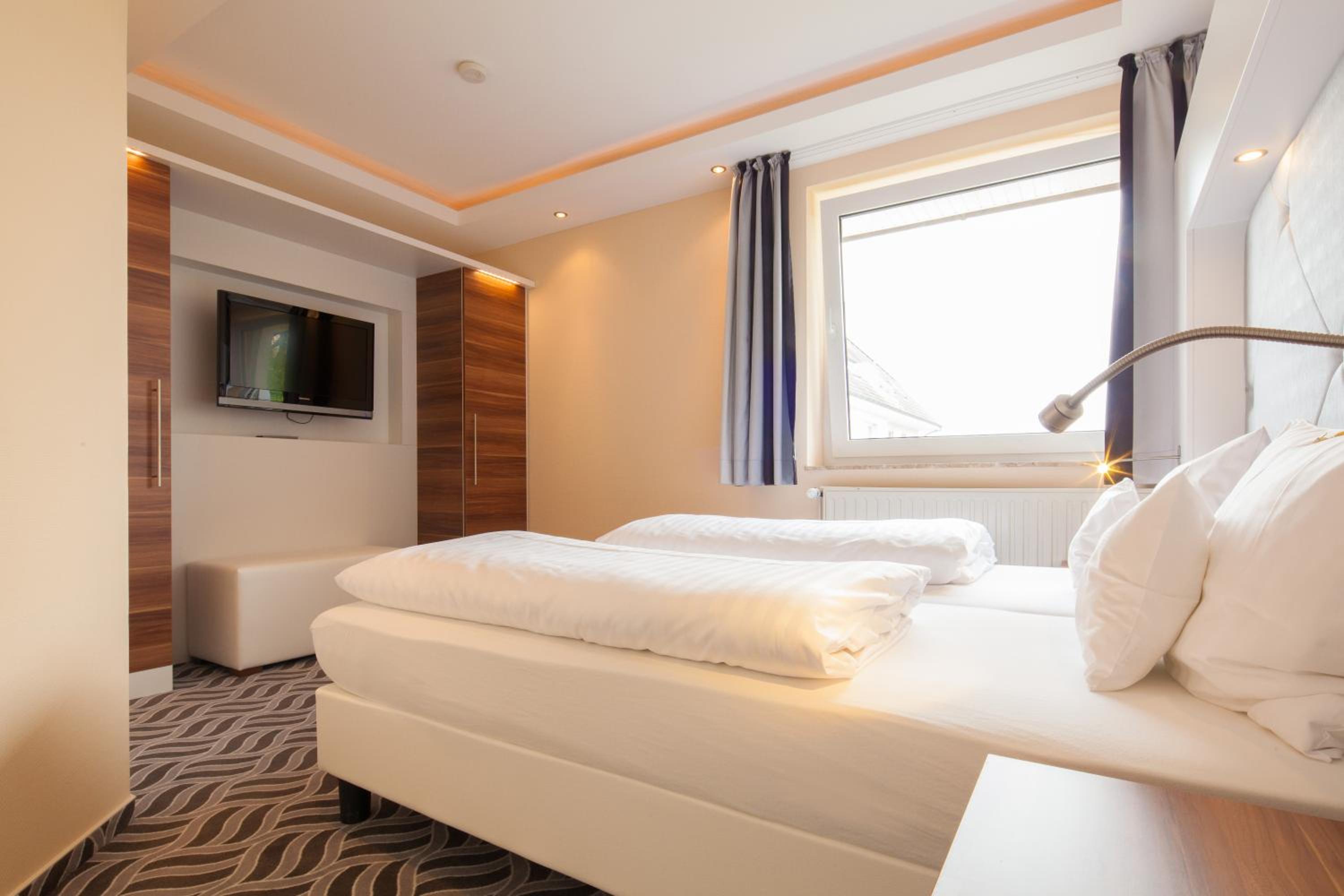 One-Bedroom Suite - Photo 4