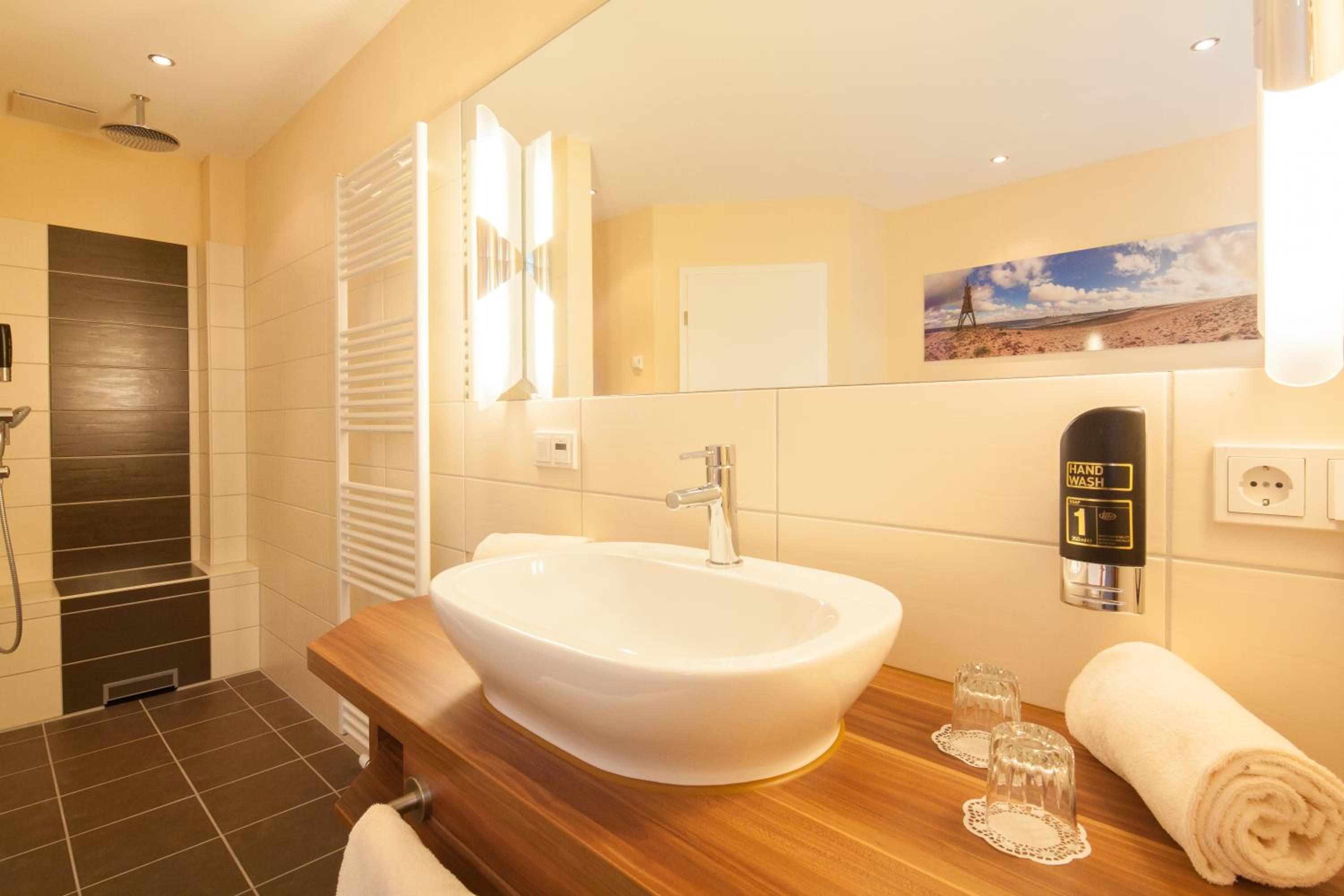 One-Bedroom Suite - Photo 3