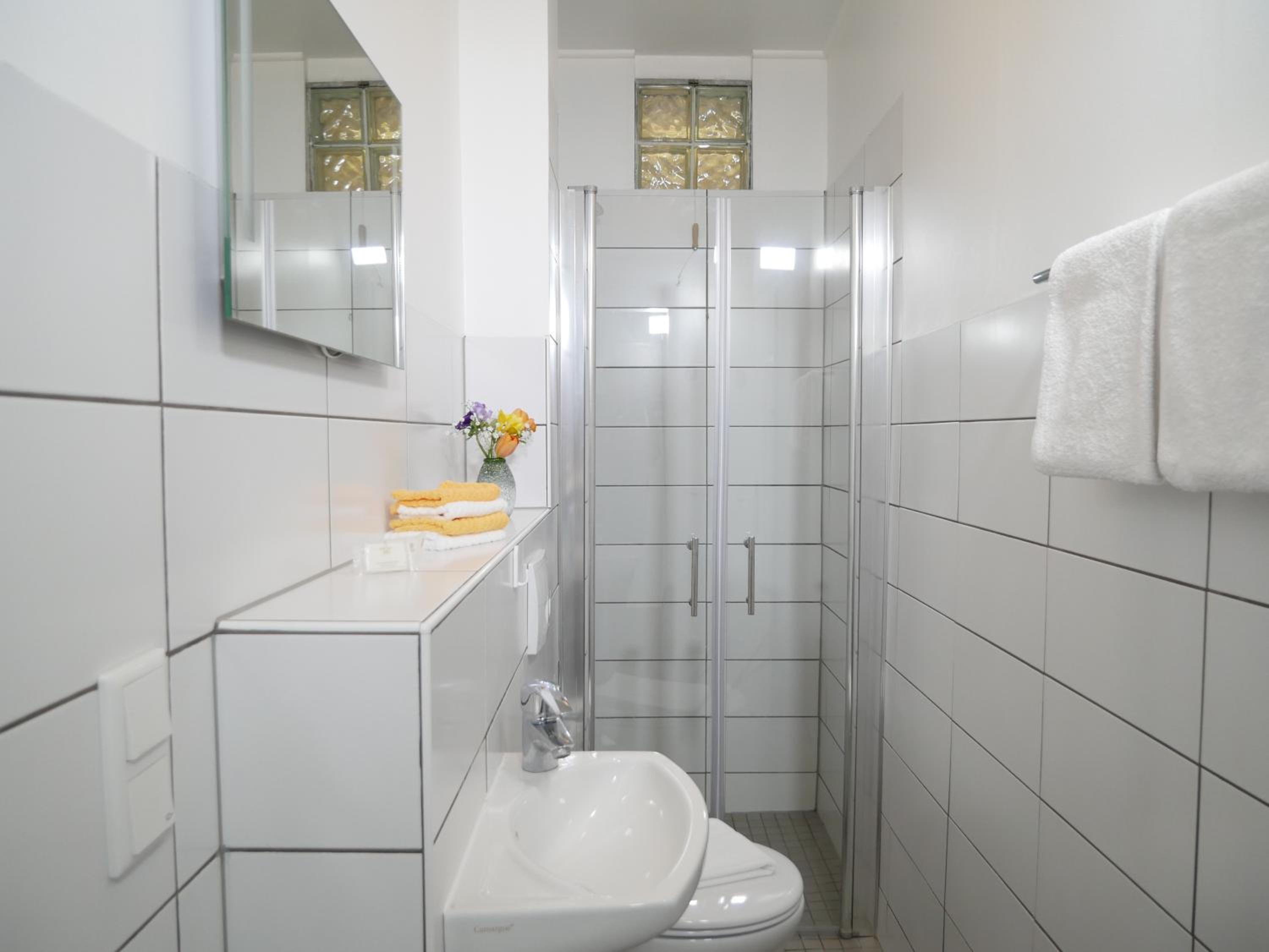 Single Room with Shared Shower and Toilet photo 3