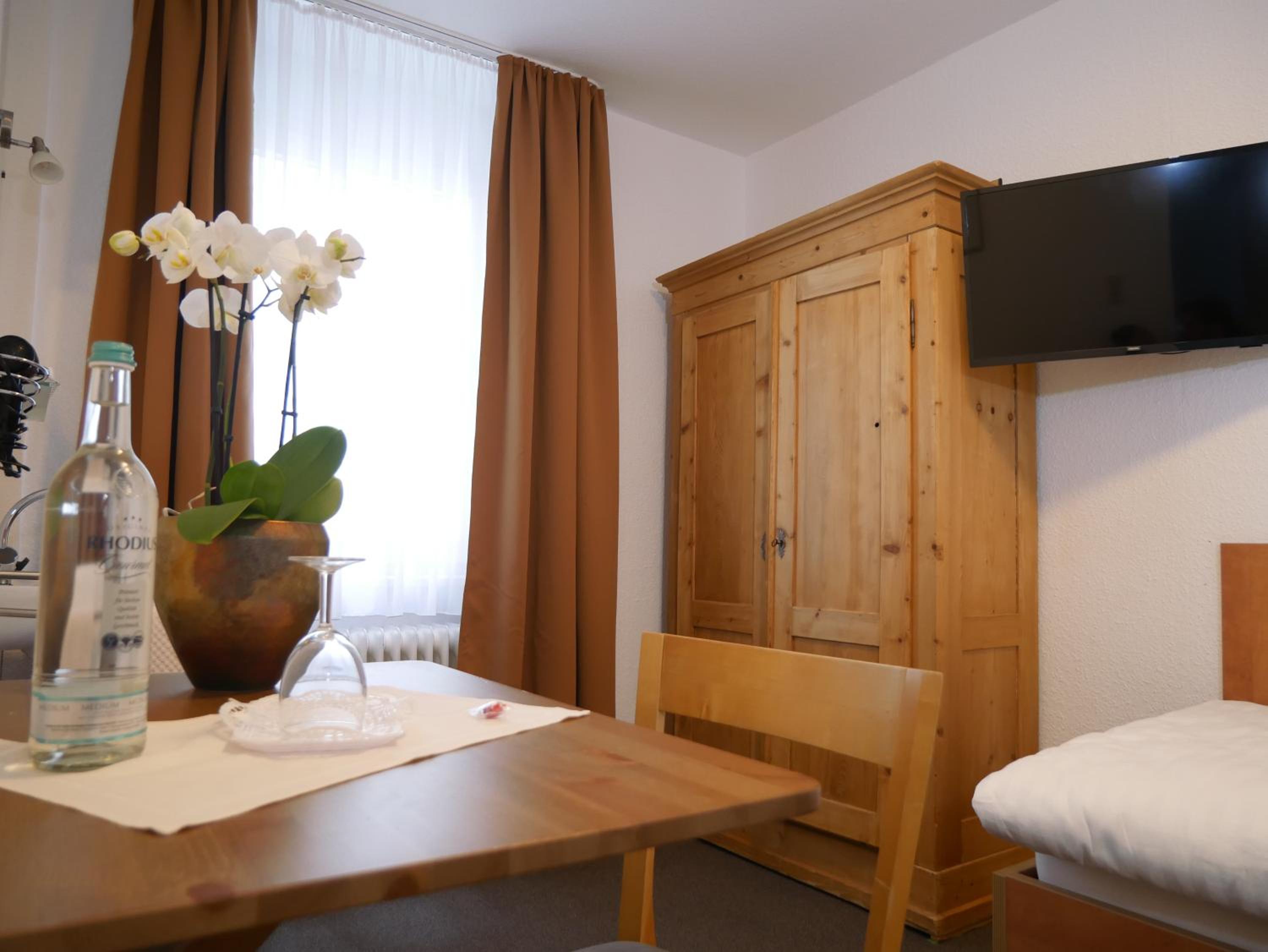 Single Room with Shared Shower and Toilet photo 1
