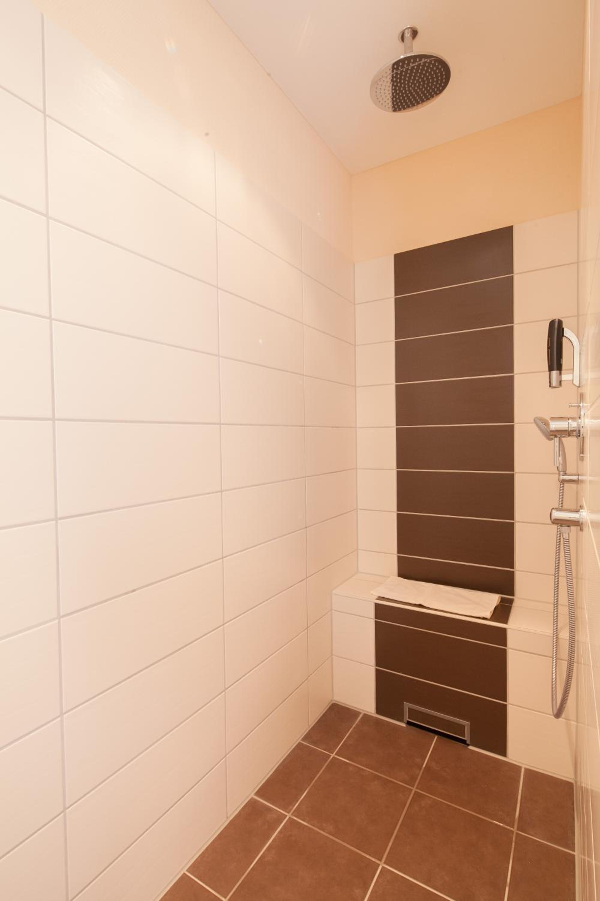 One-Bedroom Suite - Photo 2