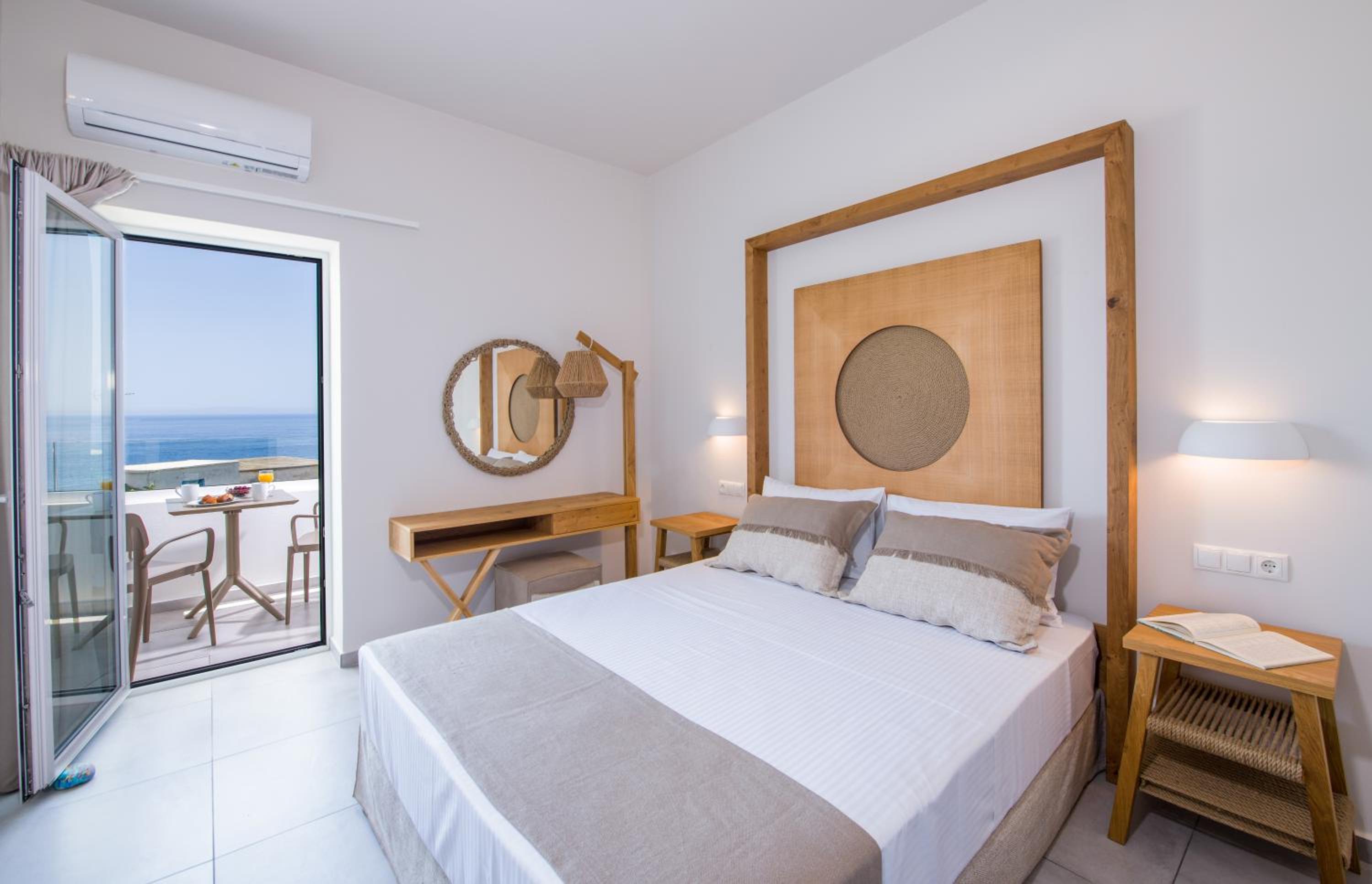 Deluxe Double Room with Sea View - Photo 11