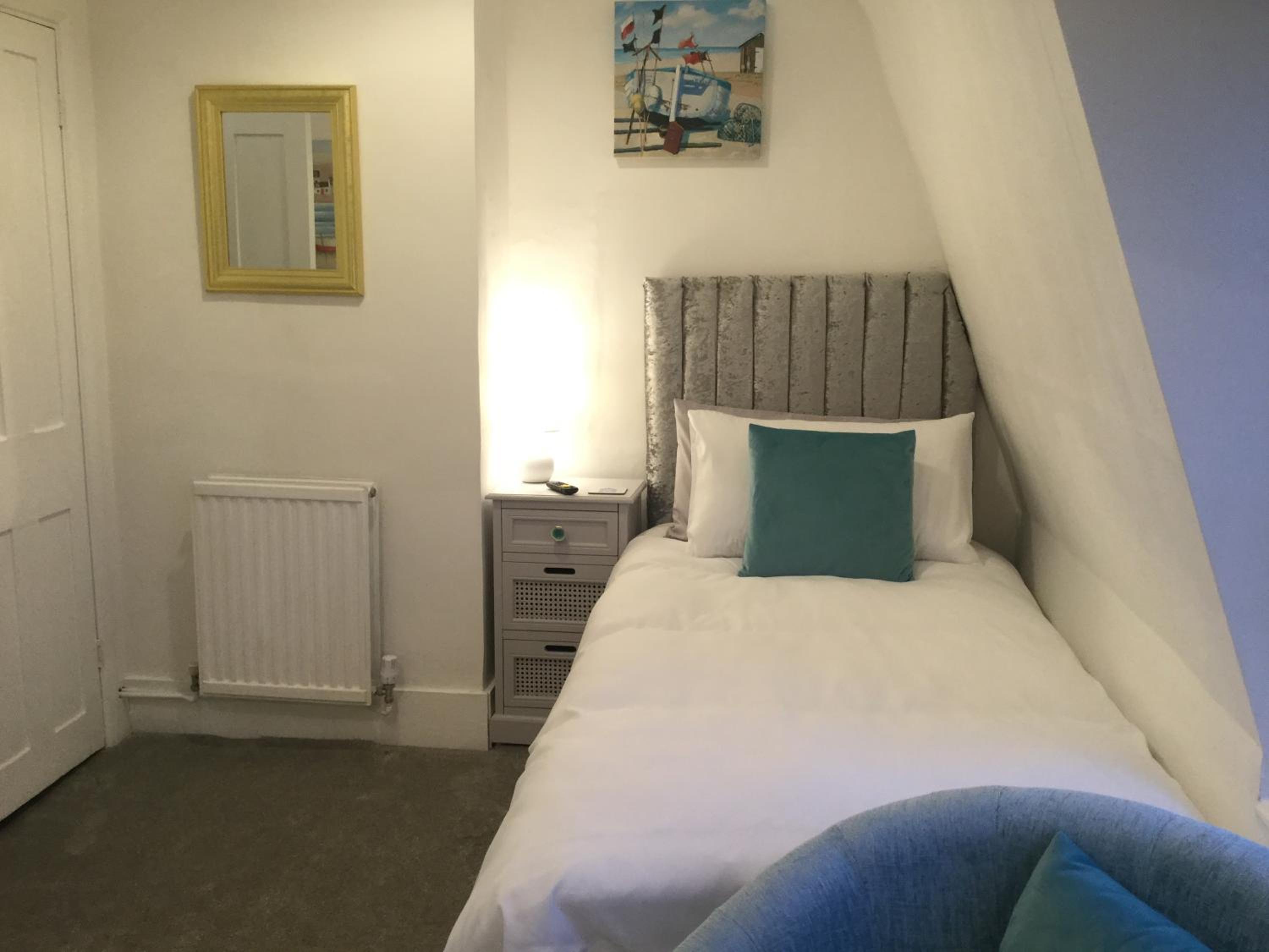 Single Room with Bathroom photo 1
